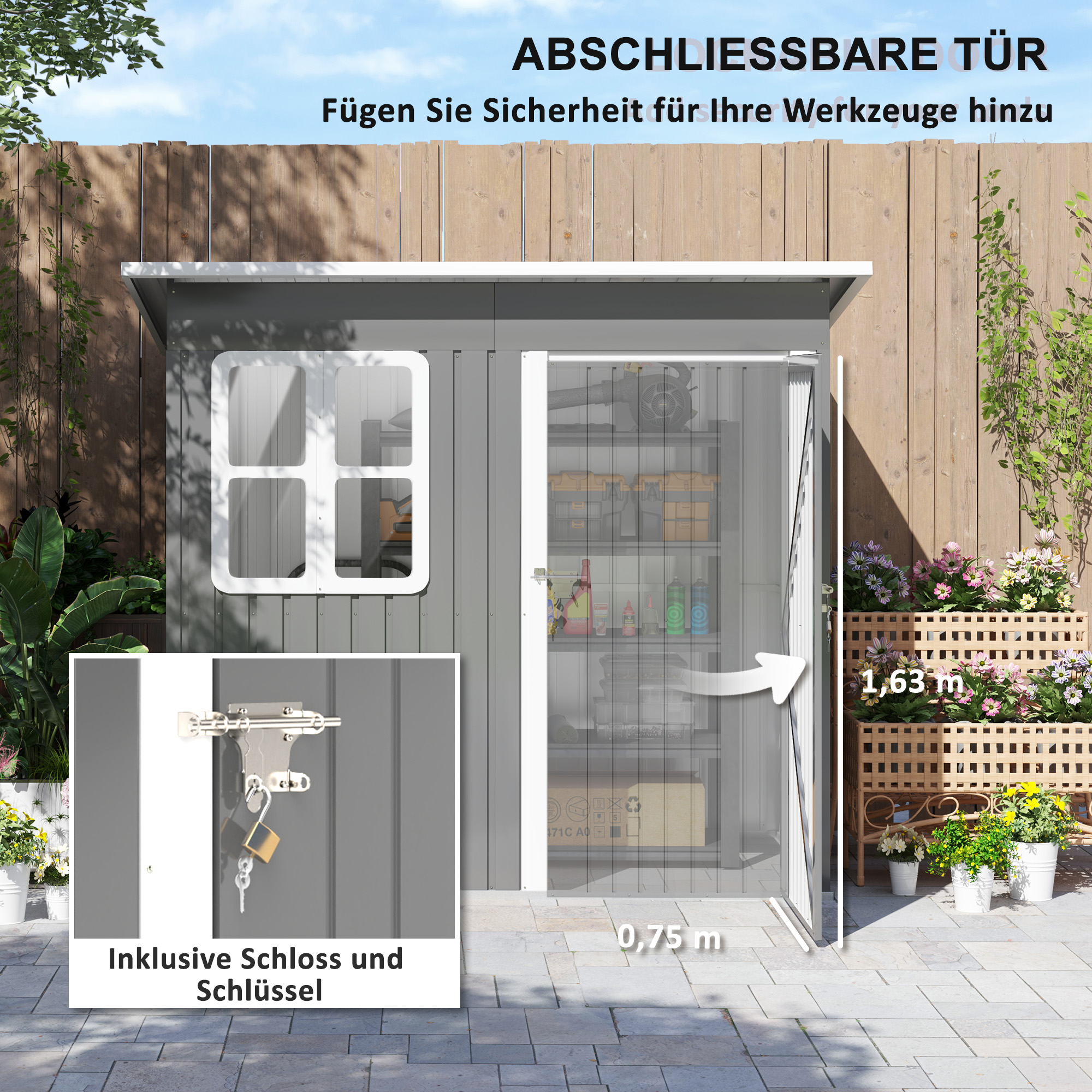 Grauer Schuppen mit Fenster und offener Tür, daneben Blumenkästen und Zaun.