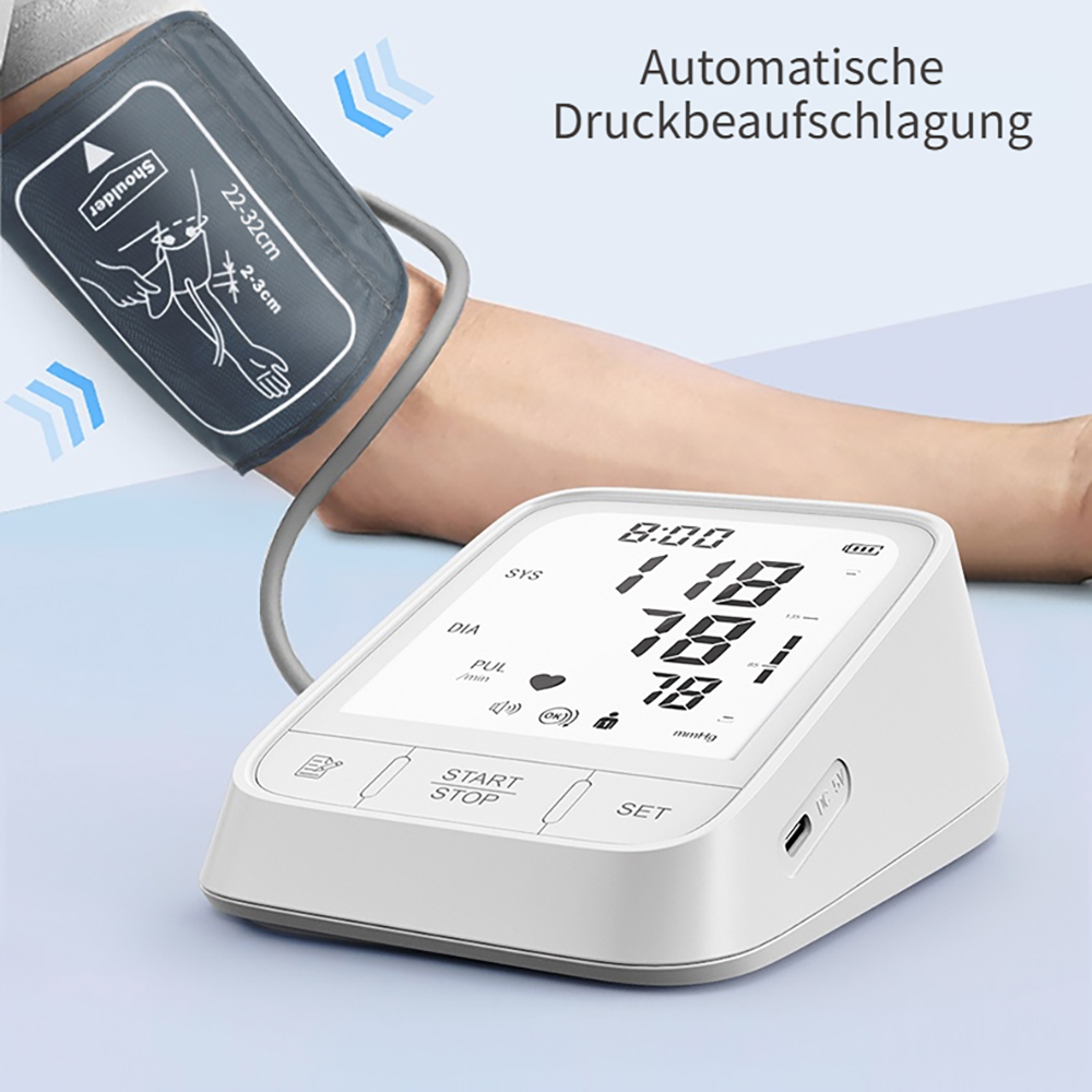Ein Armbandmessgerät zeigt Blutdruckwerte an. Ein Arm ist mit dem Gerät verbunden.