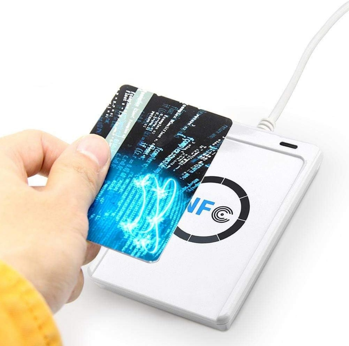 Eine Hand hält eine NFC-Karte über ein weißes Lesegerät mit Code-Hintergrund.