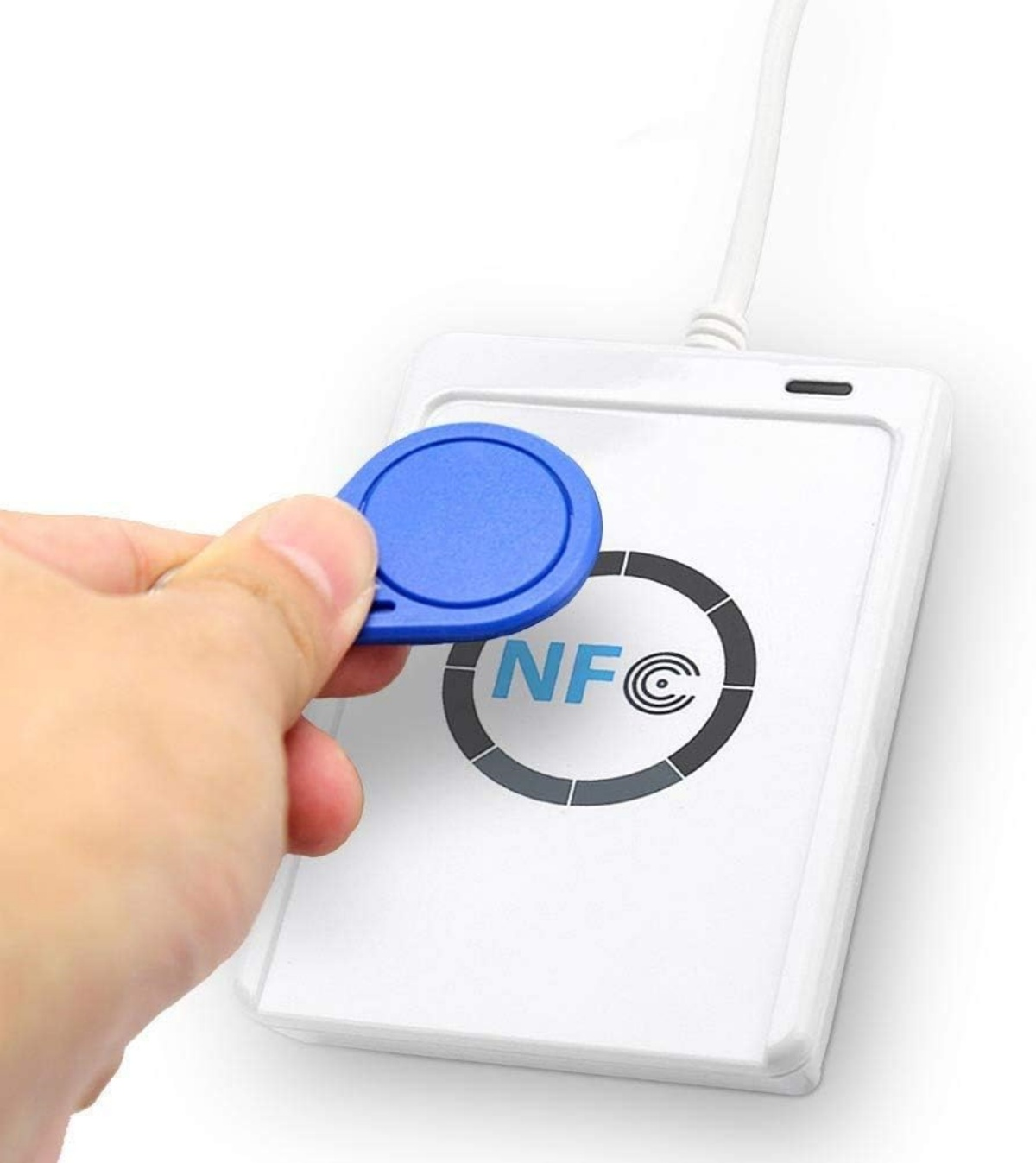 Eine Hand hält einen blauen Schlüsselanhänger über ein weißes NFC-Lesegerät.