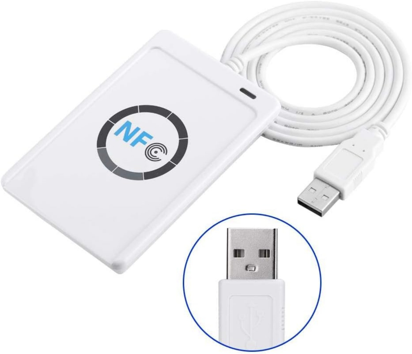 Weißer NFC-Leser mit USB-Kabel. Nahaufnahme des USB-Anschlusses.