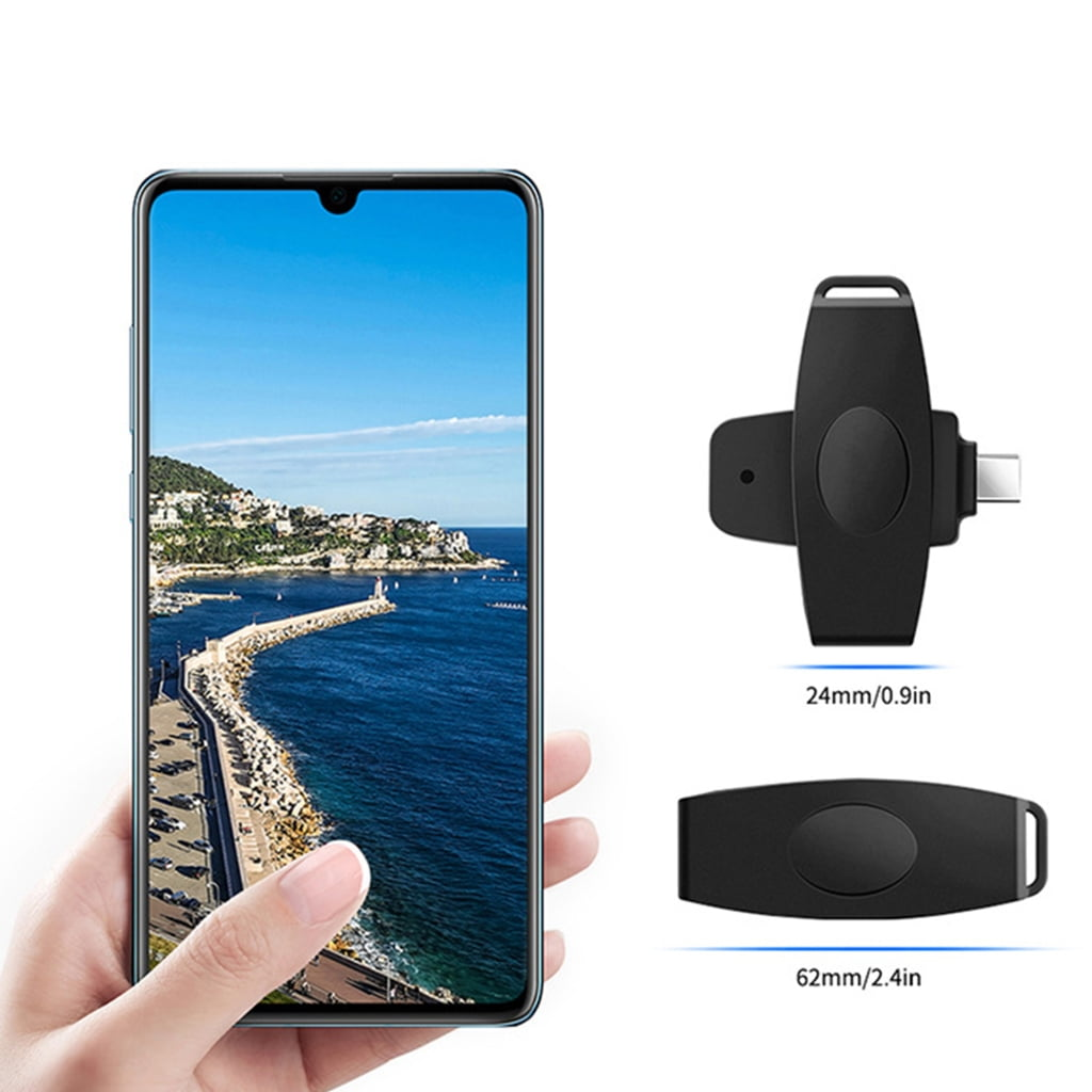 Smartphone zeigt Küstenstadt mit Leuchtturm; daneben schwarzer USB-C-Adapter und seine Maße.