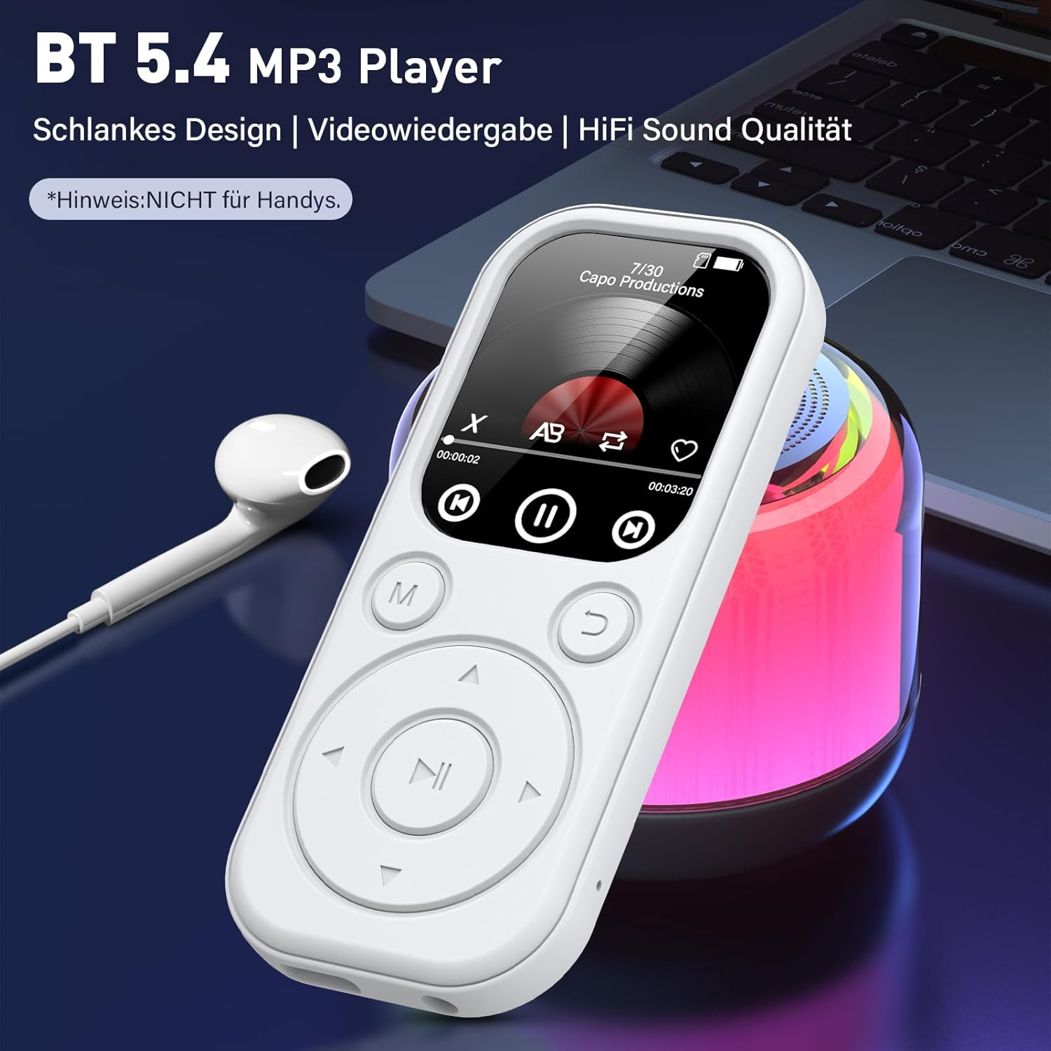 Weißer MP3-Player mit Kopfhörern und beleuchtetem Lautsprecher auf einem Laptop.