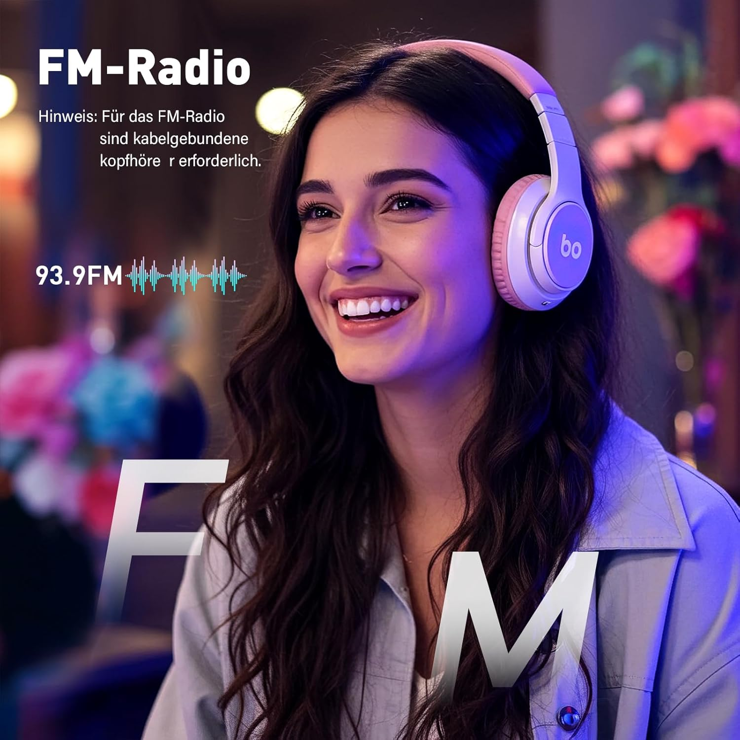Eine Frau mit Kopfhörern hört FM-Radio. 93.9FM wird angezeigt.