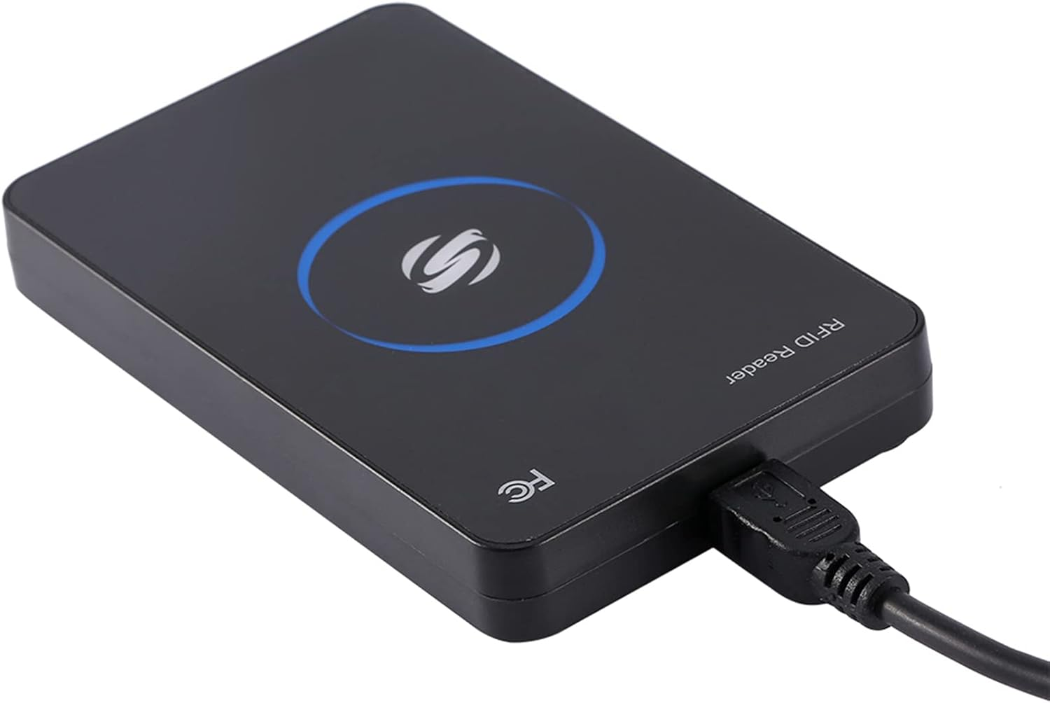 Ein schwarzes RFID-Lesegerät mit angeschlossenem USB-Kabel. Es hat ein blaues Kreislogo.