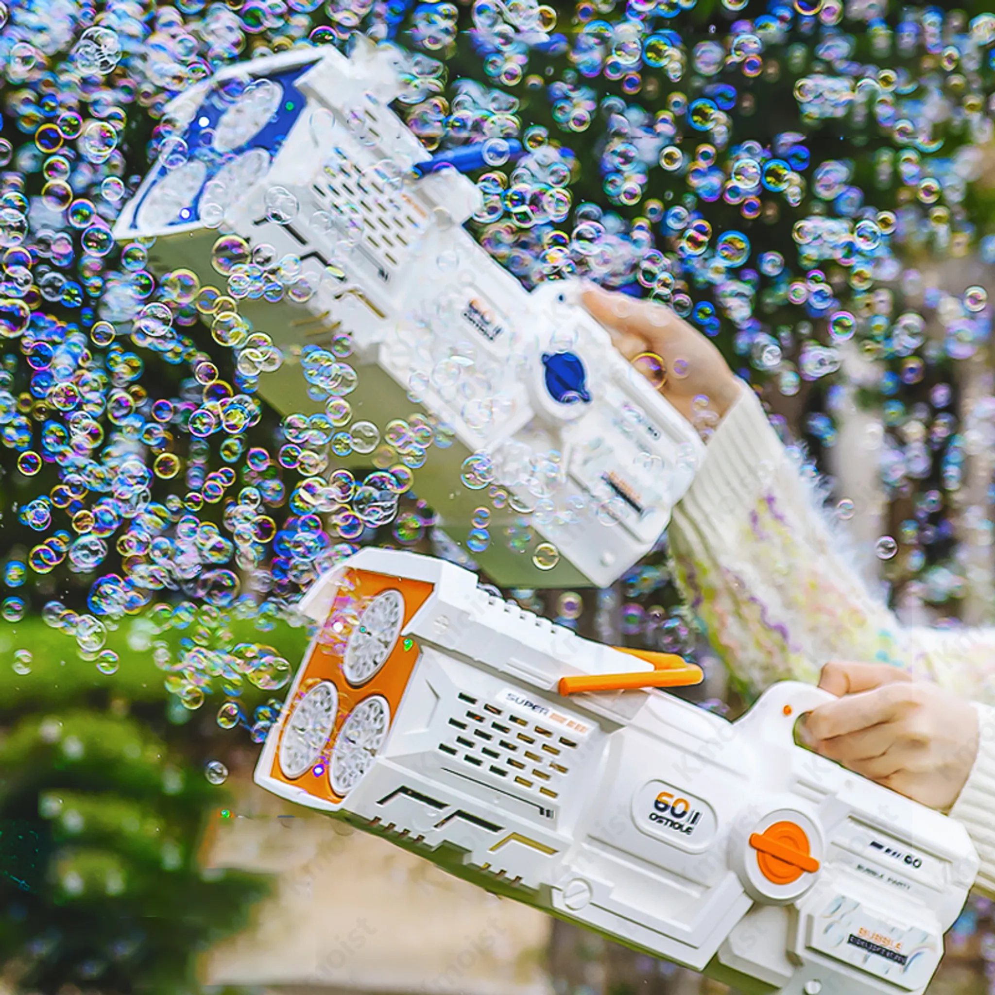 Zwei weiße Blaster schießen viele bunte Seifenblasen in der Luft.