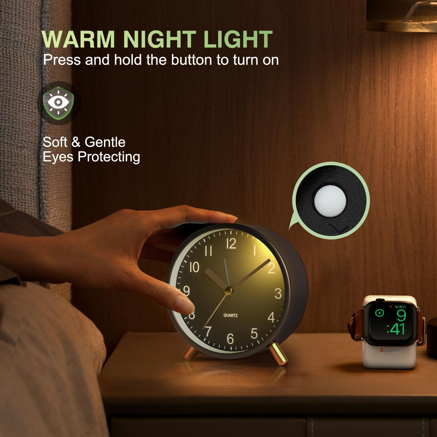Ein Nachtlicht, ein Wecker und eine Smartwatch auf einem Nachttisch.