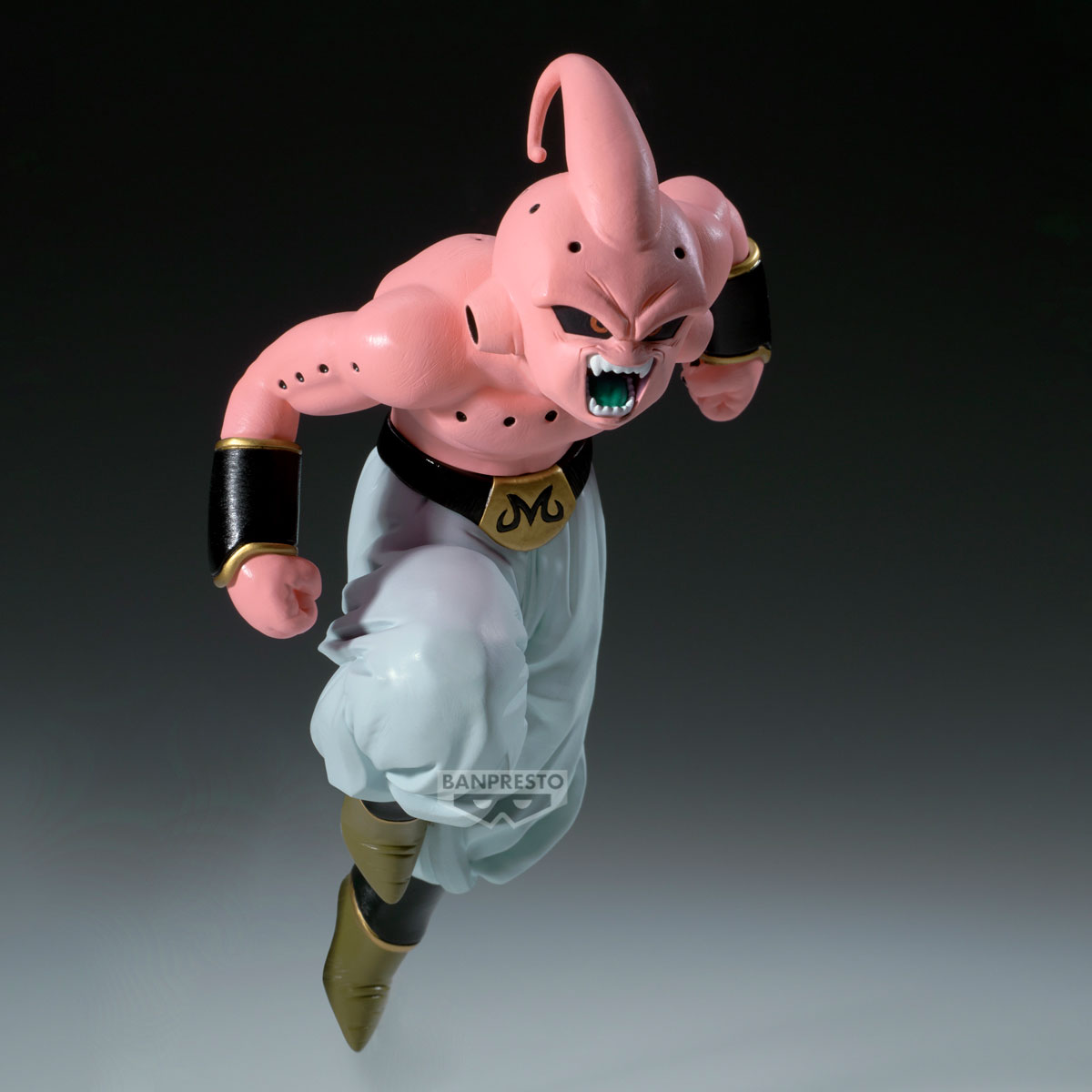 Una figura rosa di Majin Buu con fasce nere ai polsi e cintura dorata con M, che si lancia in avanti.