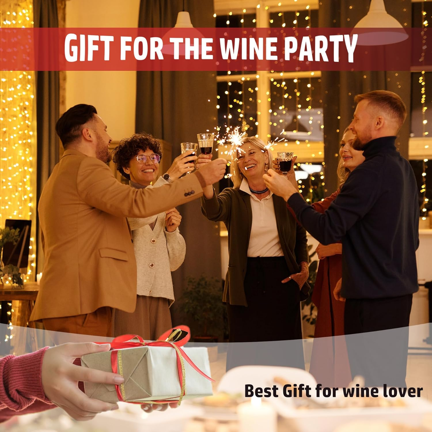 Menschen stoßen mit Wunderkerzen und Weingläsern auf einer Party an. Ein Geschenk wird überreicht.