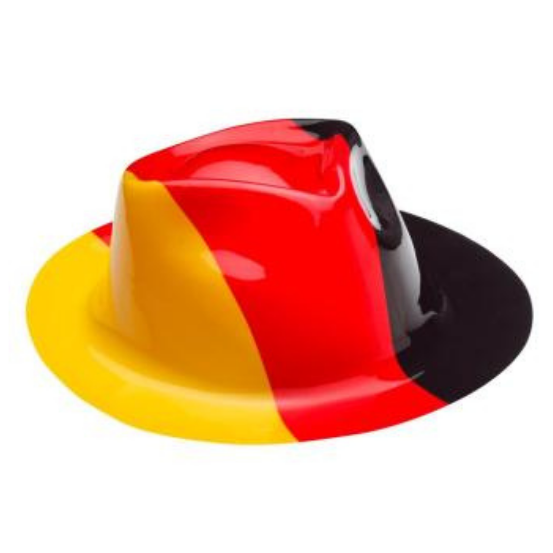 Ein Hut in den Farben Schwarz, Rot und Gelb, die Farben der deutschen Flagge.