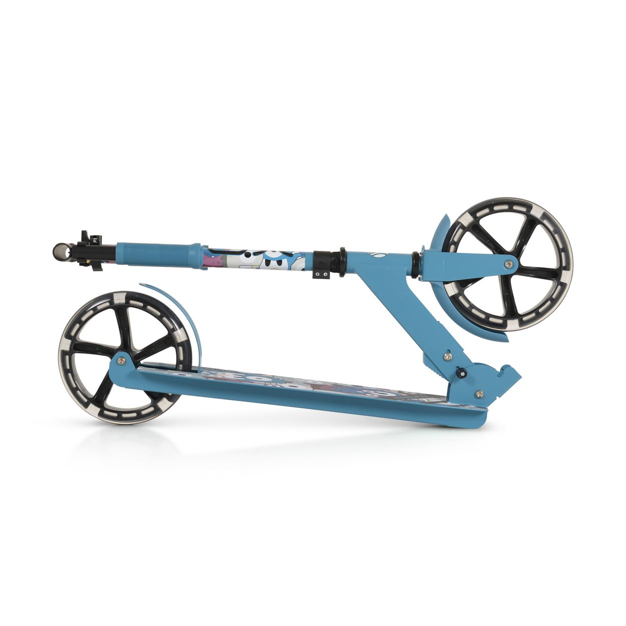 Ein hellblaues Kinder-Scooter mit schwarzen Rädern und Cartoon-Motiven.
