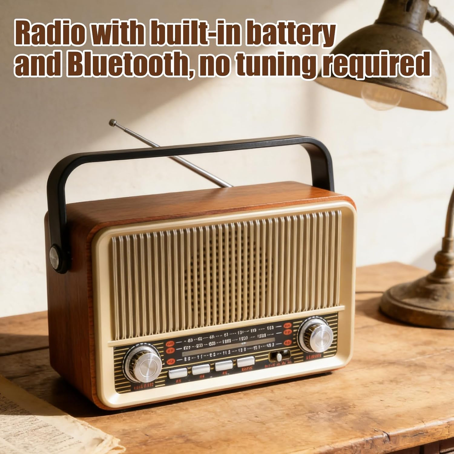 Ein Holzradio mit Antenne, Drehknopf und Knöpfen steht auf einem Holztisch.