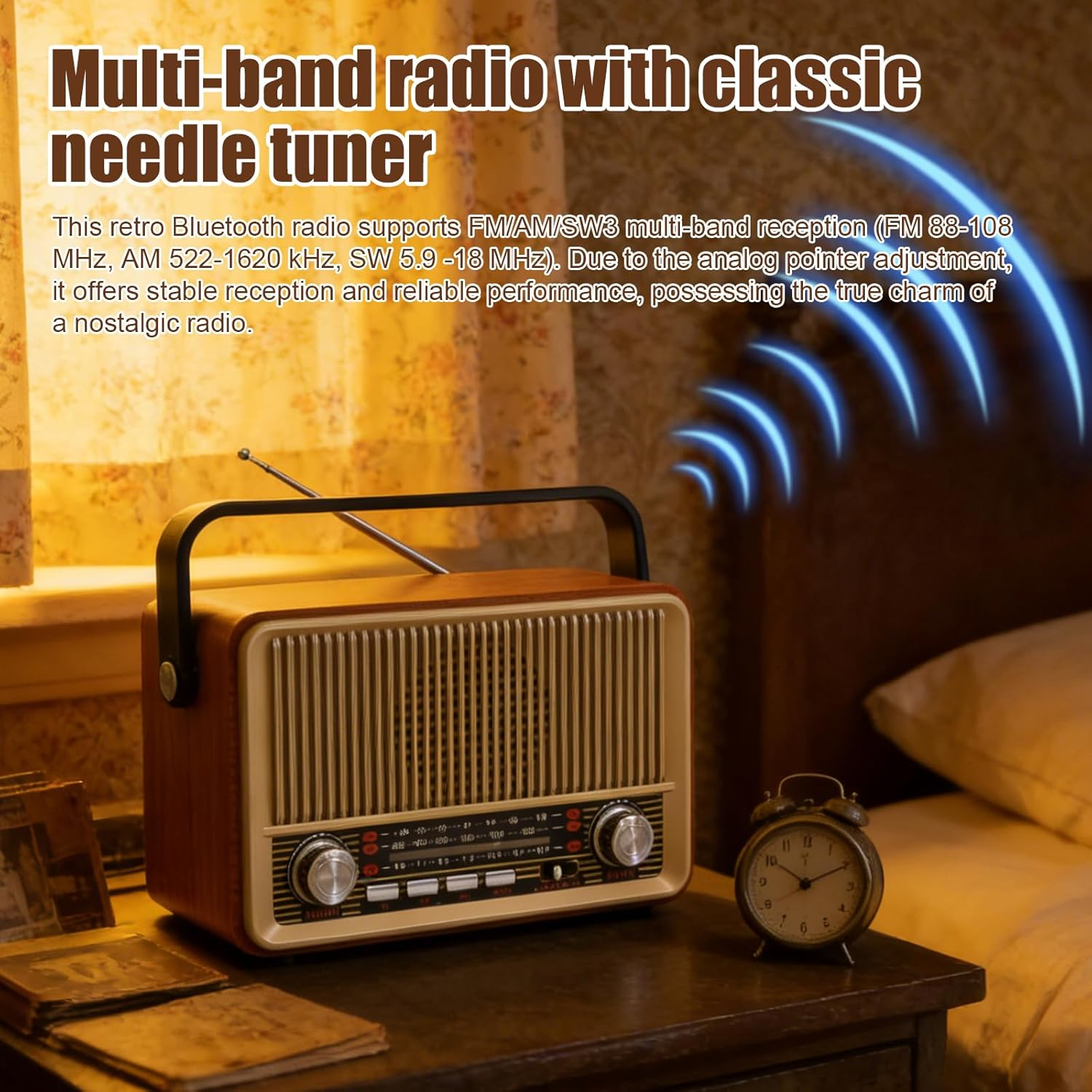 Ein Retro-Radio aus Holz mit silbernem Knopf und Antenne. Daneben ein Wecker.