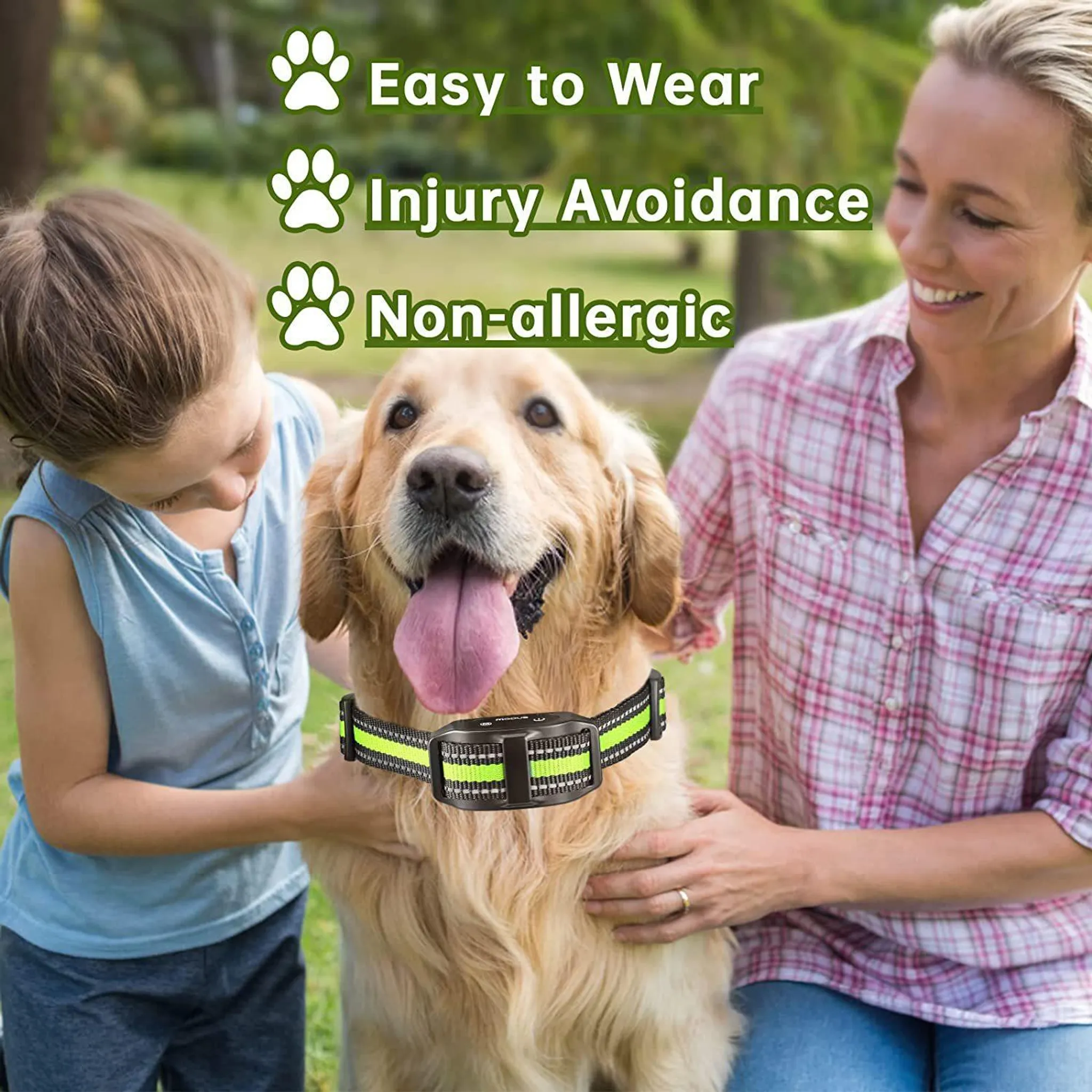 Ein Golden Retriever mit einer grünen Halsband sitzt zwischen einem Jungen und einer Frau.