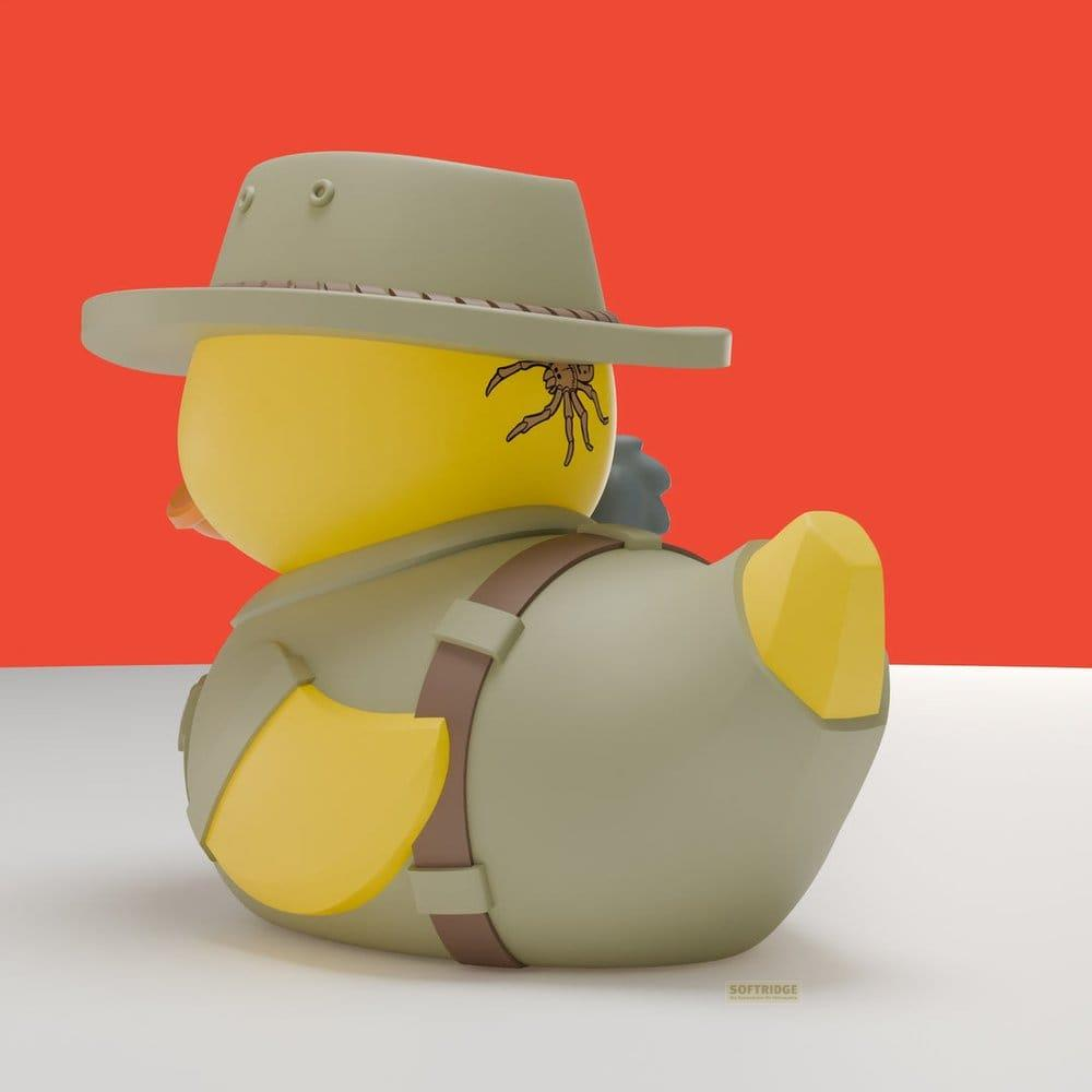 Gelber Gummi-Entenfigur mit Hut und Spinnenaufdruck, trägt eine Khaki-Kleidung.