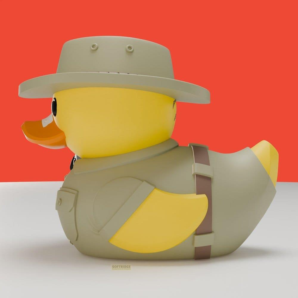 Eine gelbe Gummi-Ente in Uniform mit Hut, vor rotem Hintergrund.