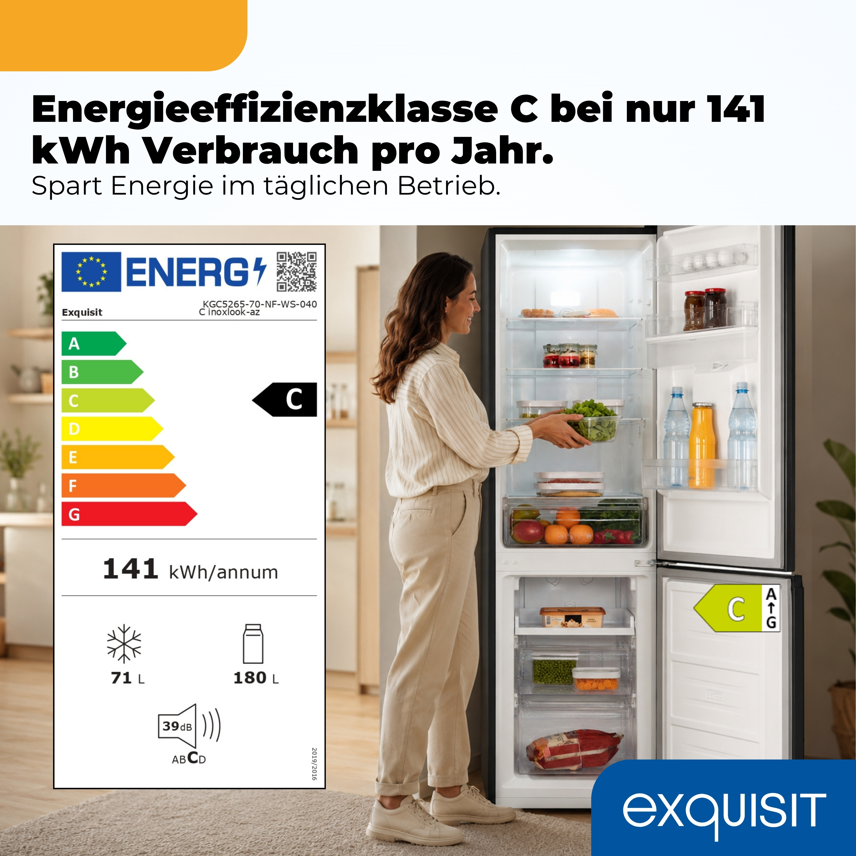 Kühlschrank mit Energieeffizienz C, 141 kWh/Jahr. Frau öffnet Tür mit Lebensmitteln.