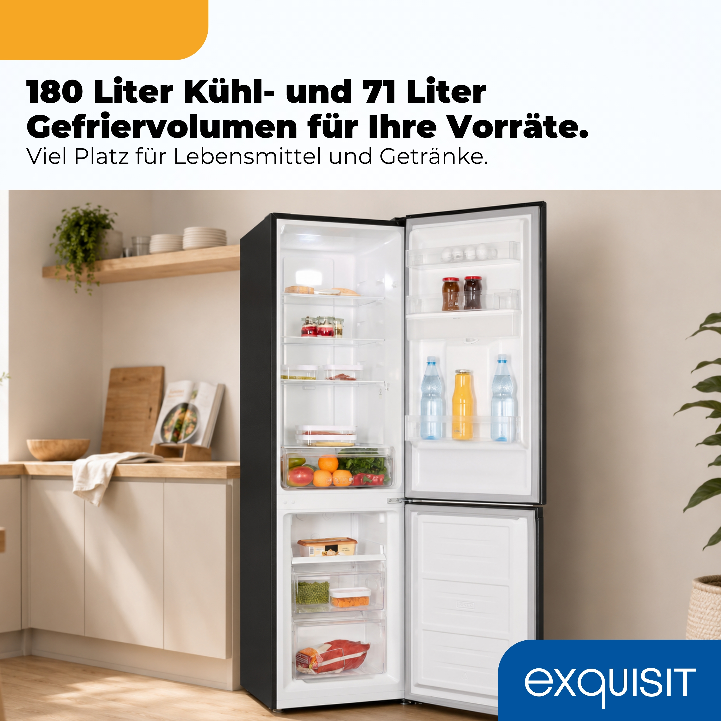 Ein schwarzer Kühlschrank mit geöffneter Tür, gefüllt mit Lebensmitteln. Im Hintergrund eine Küche.
