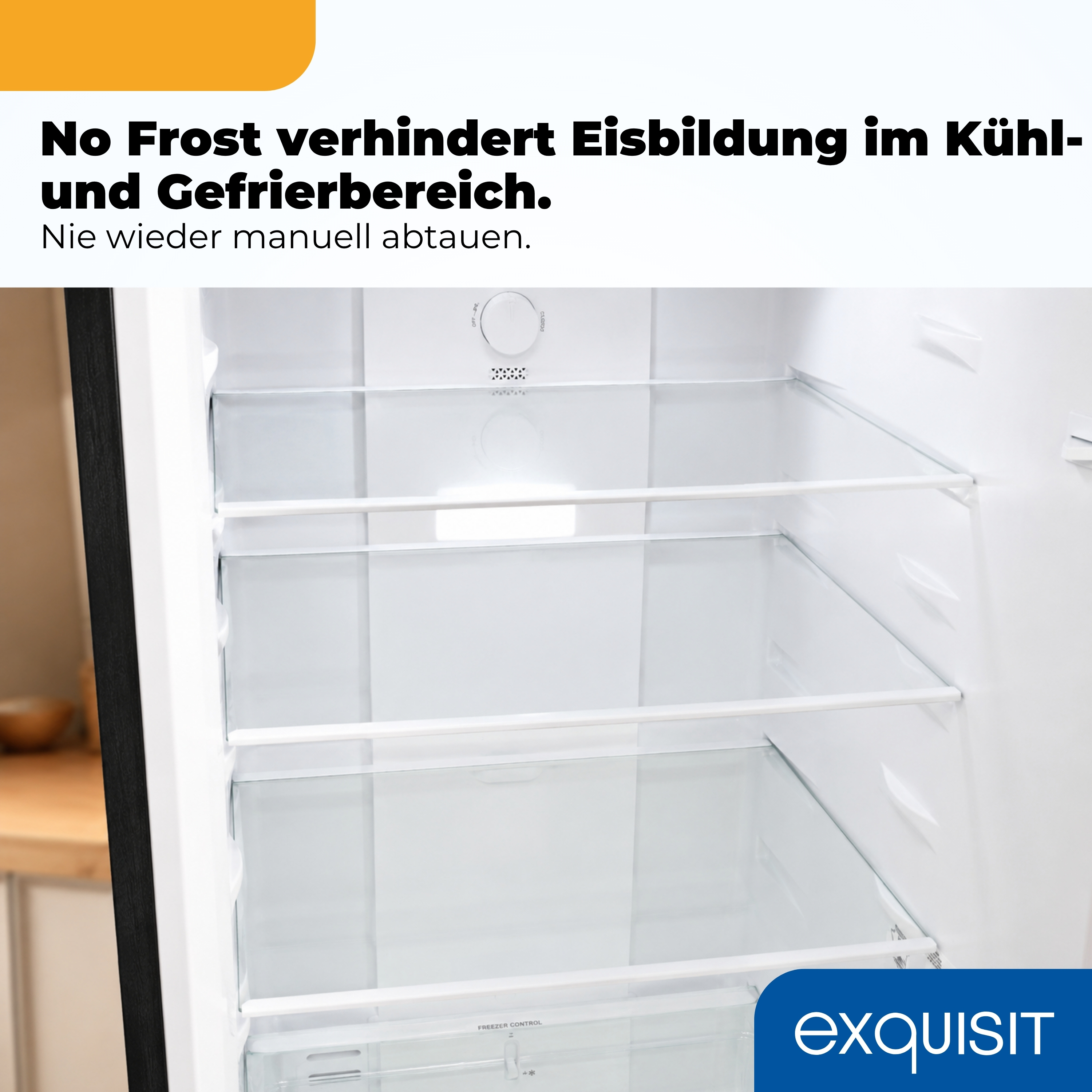 Leerer weißer Kühlschrankinnenraum mit Glasböden und einem Einstellknopf.