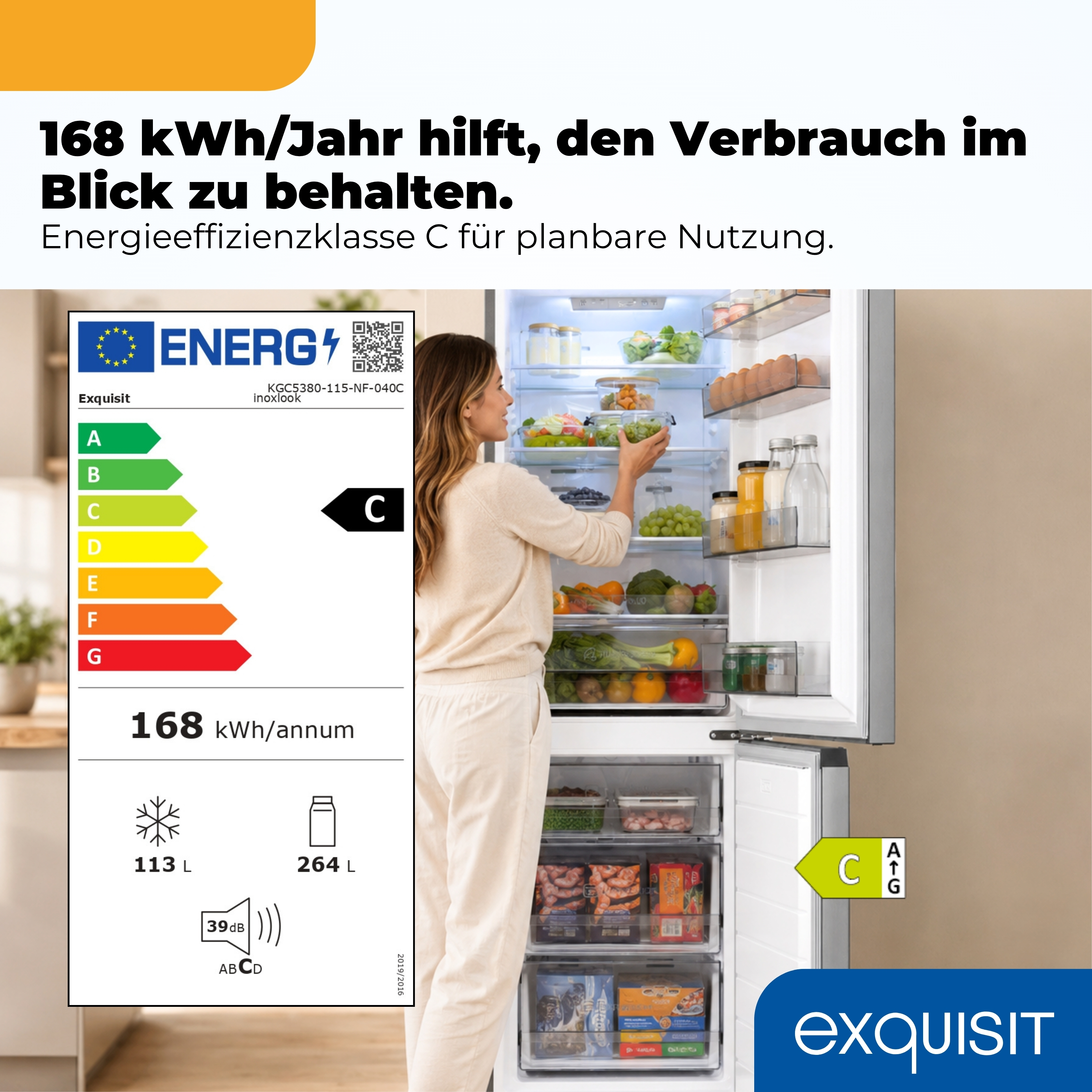 Frau öffnet einen Kühlschrank mit Energieeffizienzklasse C. 168 kWh/Jahr.