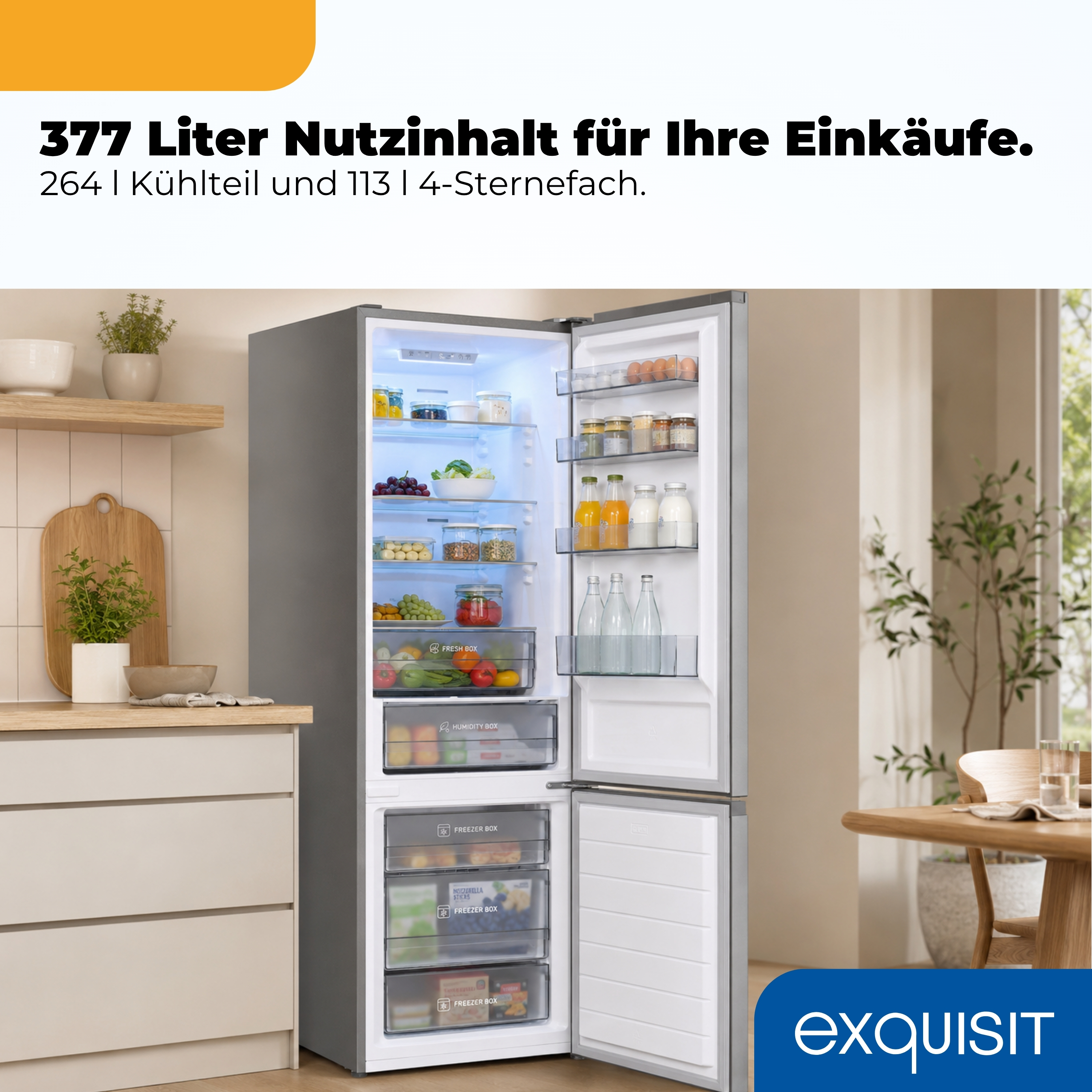 Ein offener Kühlschrank mit Lebensmitteln und Schubladen. Links stehen Gemüse und Trauben.