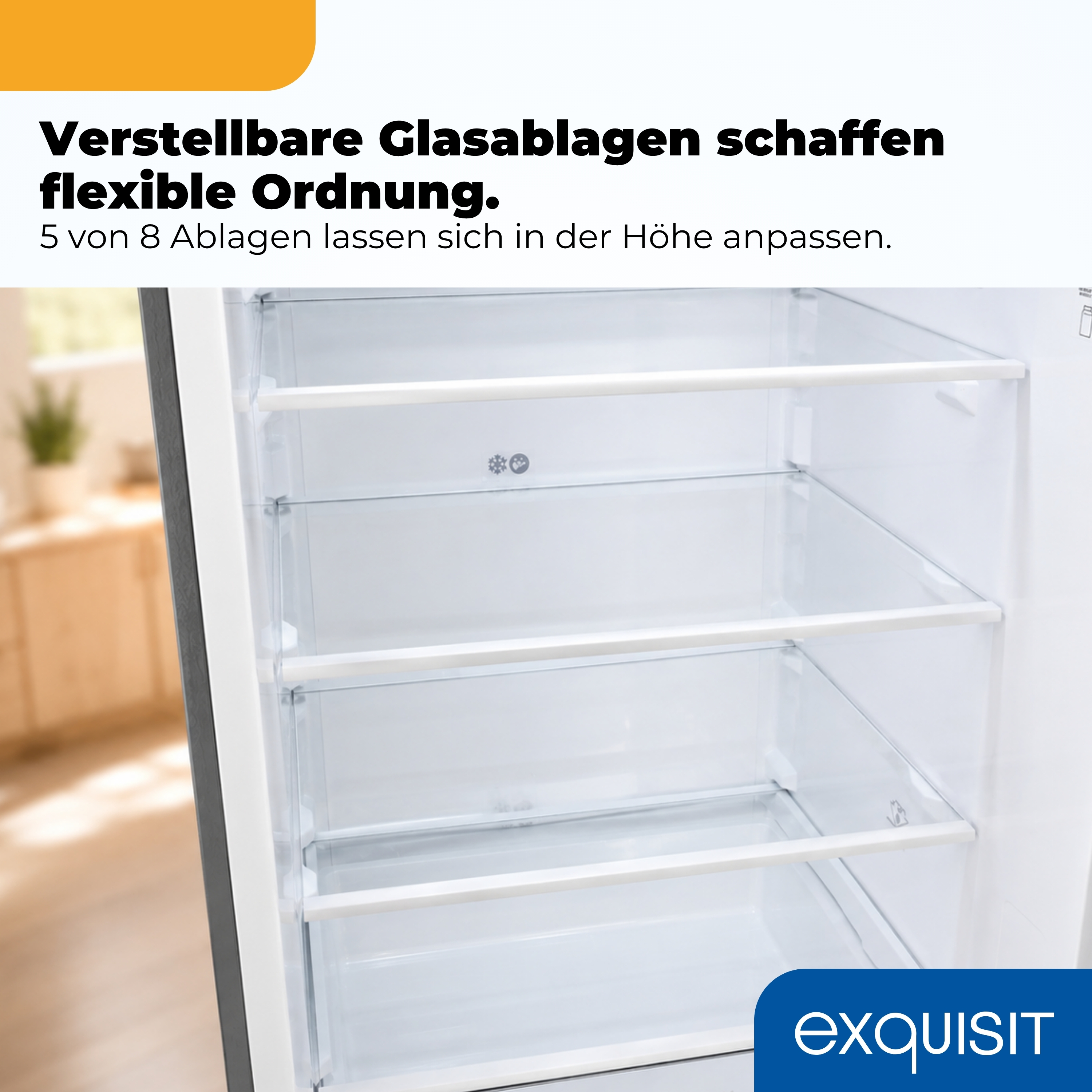 Ein Kühlschrank-Innenraum mit verstellbaren Glasablagen.