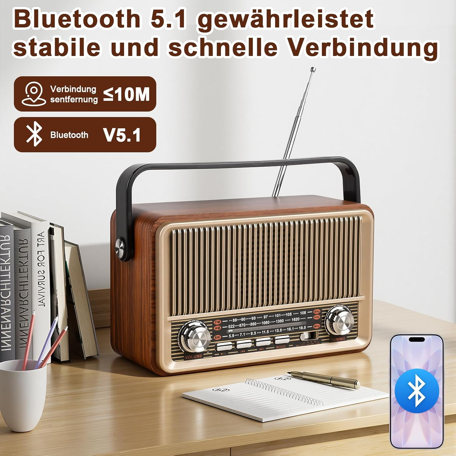 Retro-Radio mit Bluetooth 5.1, Antenne ausgefahren, neben Büchern und einem Smartphone.