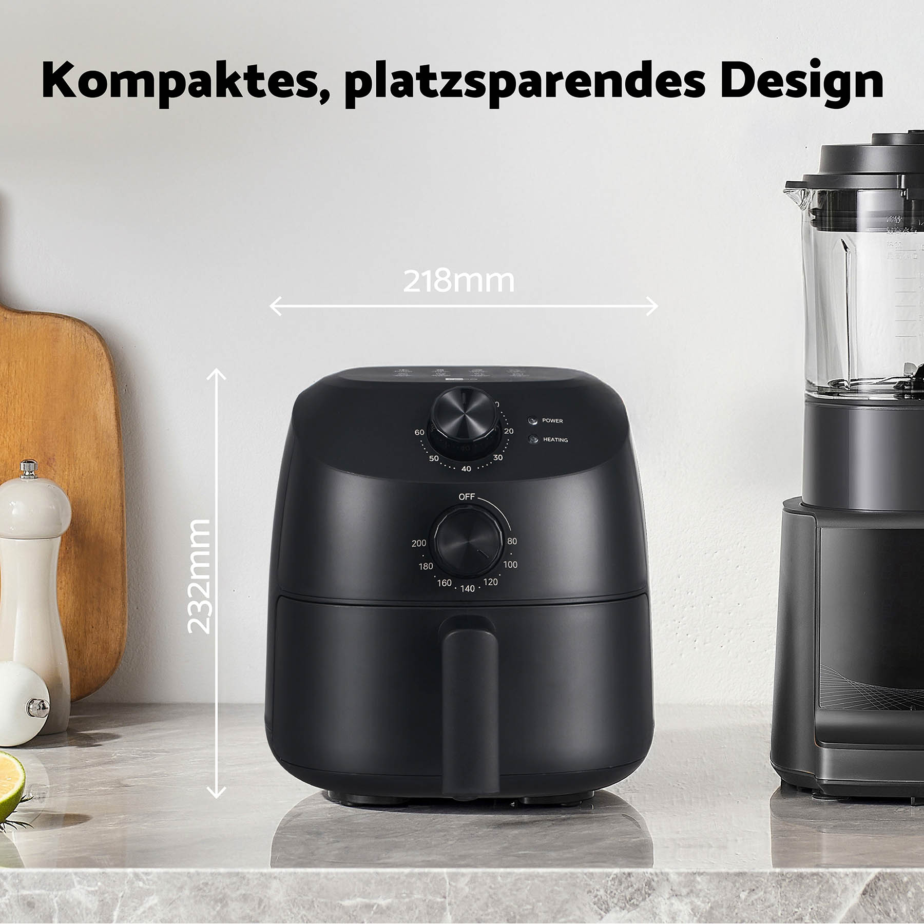 Schwarzer Airfryer (218x232mm) neben einem Mixer auf einer Marmorplatte.