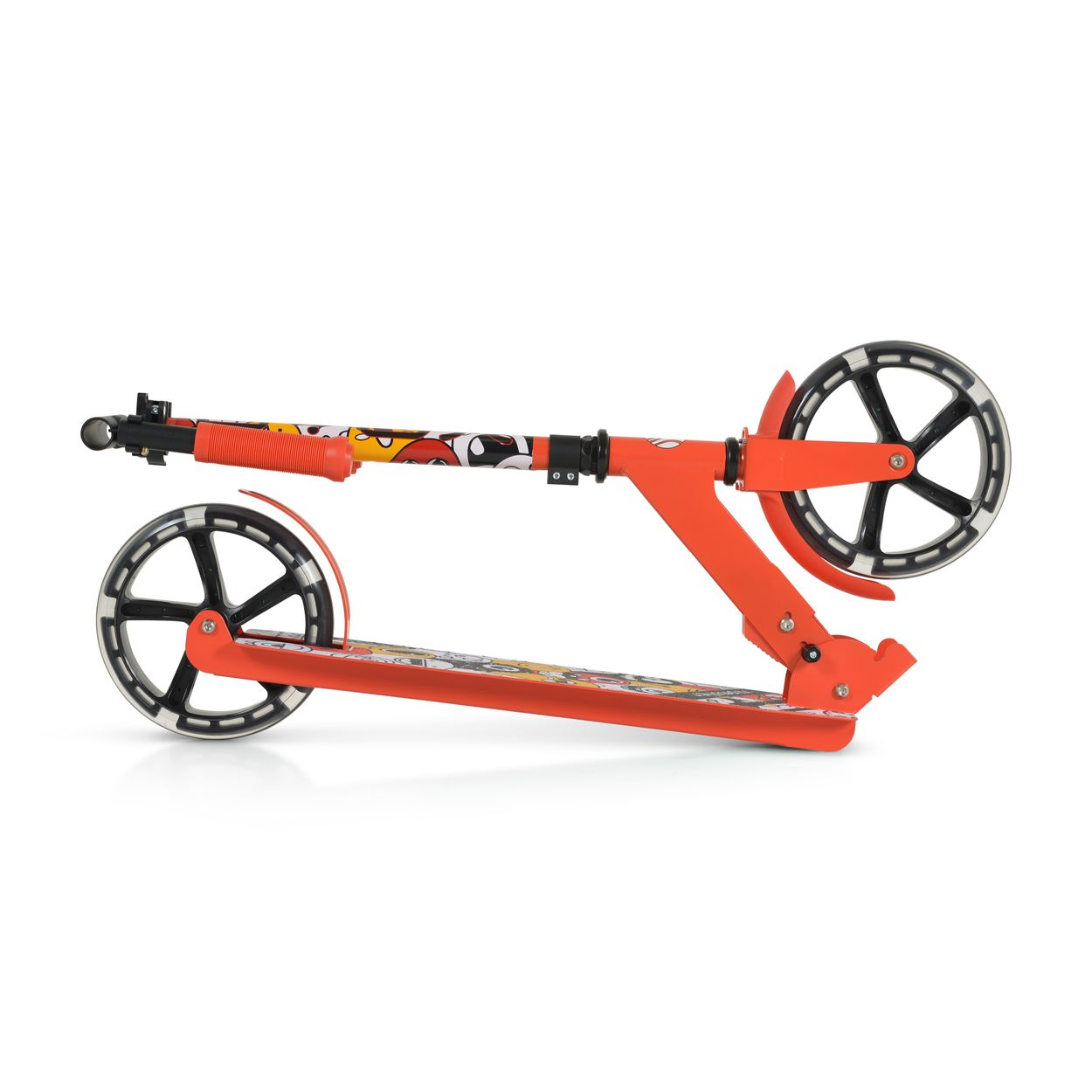Ein leuchtend oranger Roller mit schwarzen Rädern und kindlichen Motiven.