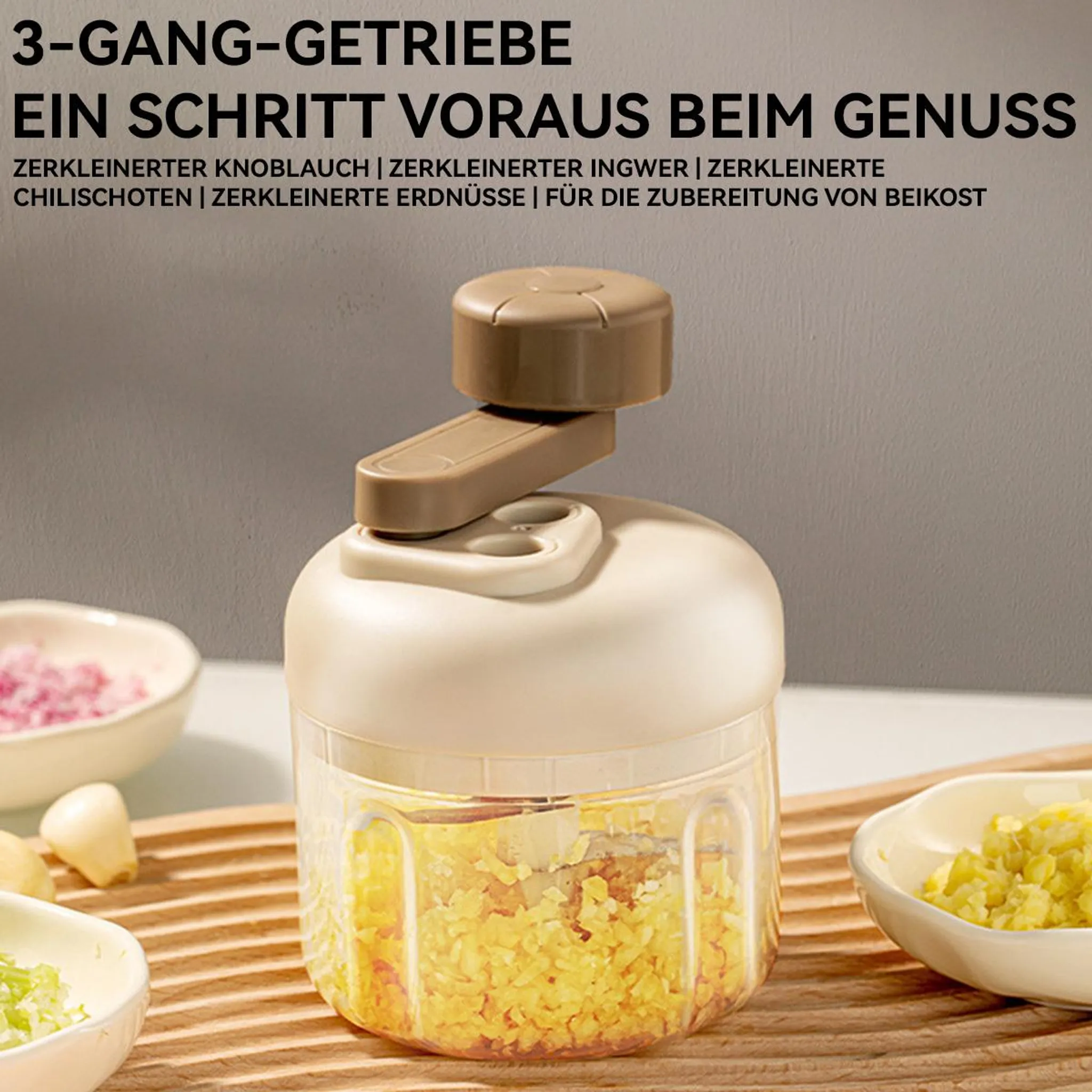 Ein manueller Zerkleinerer mit beigebrachtem Deckel und Zutaten.