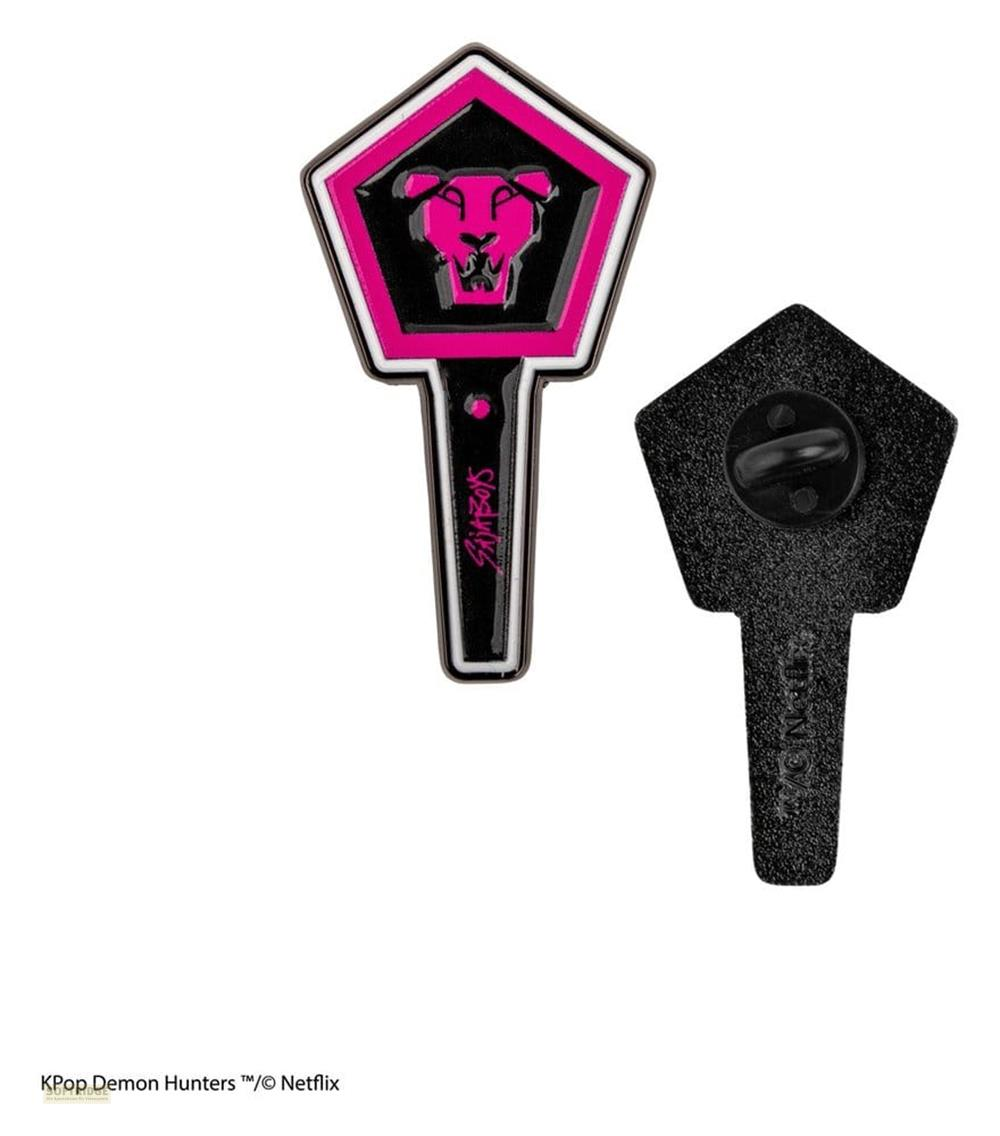 Zwei K-Pop-Dämonenjäger-Pins. Einer zeigt einen pinken Panther mit "SAJABOYS" auf schwarzem Grund.