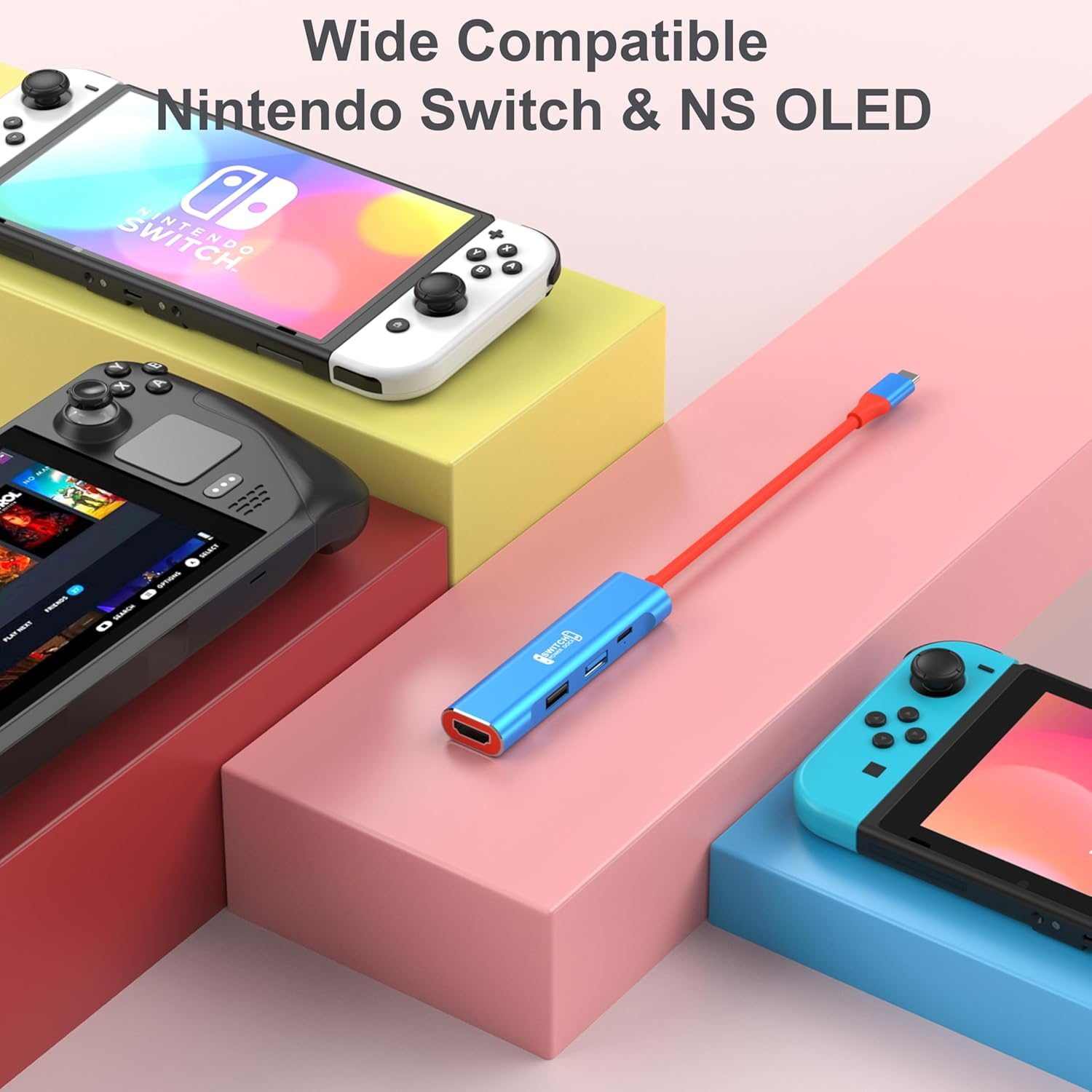 Ein Nintendo Switch, ein Steam Deck und ein blauer Joy-Con liegen auf bunten Podesten.