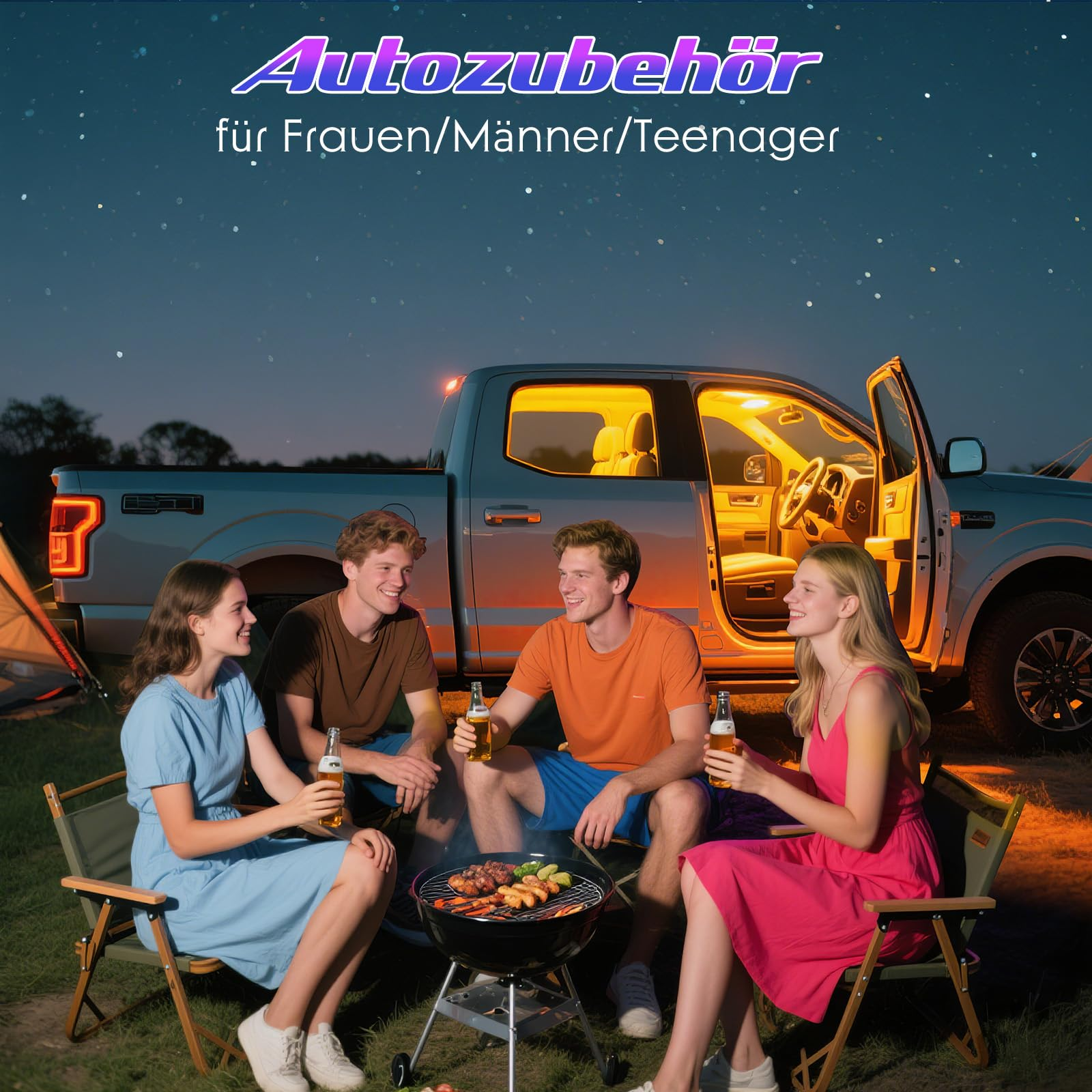 Vier Freunde grillen und trinken Bier vor einem beleuchteten Pickup-Truck bei Nacht.