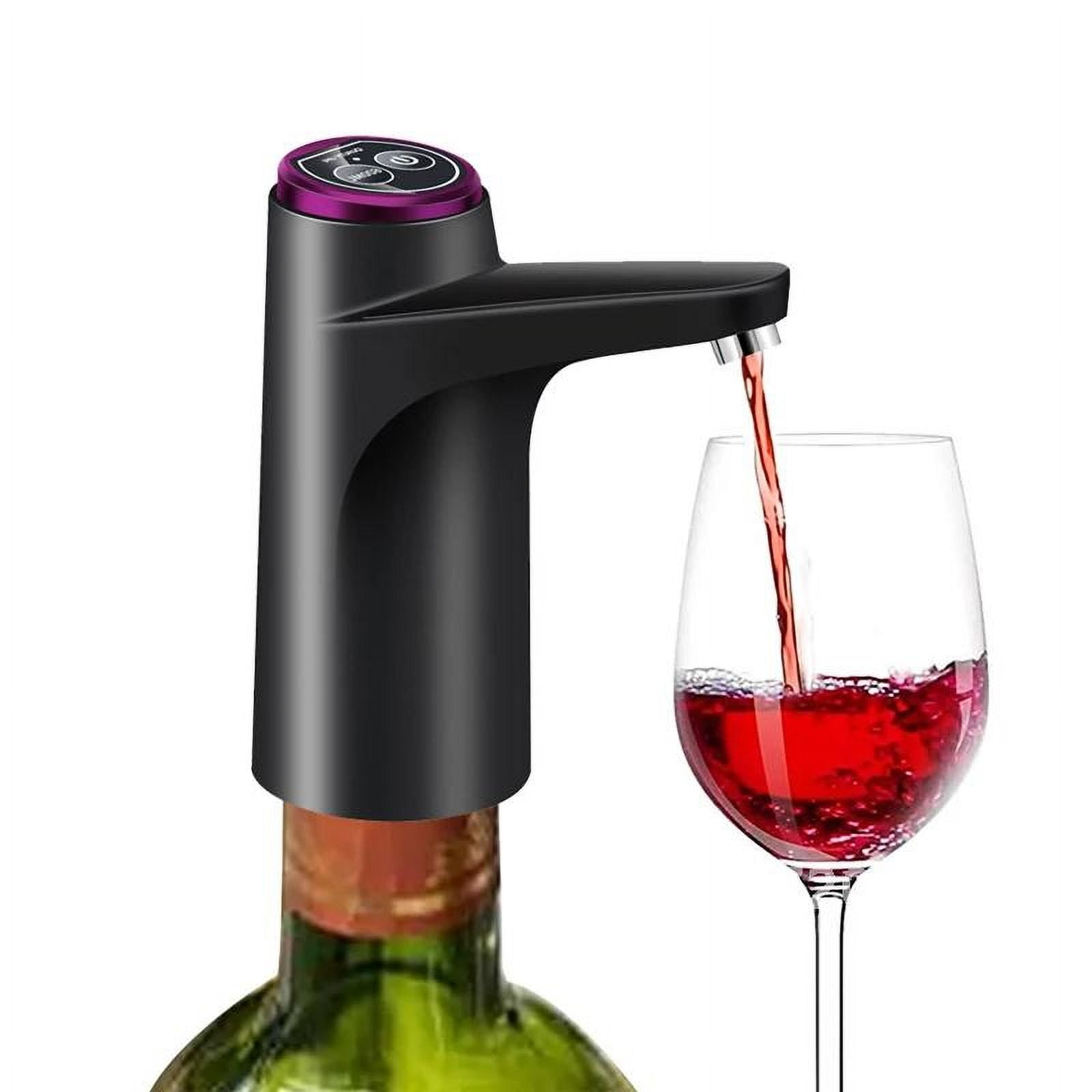 Ein schwarzer Weinspender pumpt Rotwein in ein Glas.
