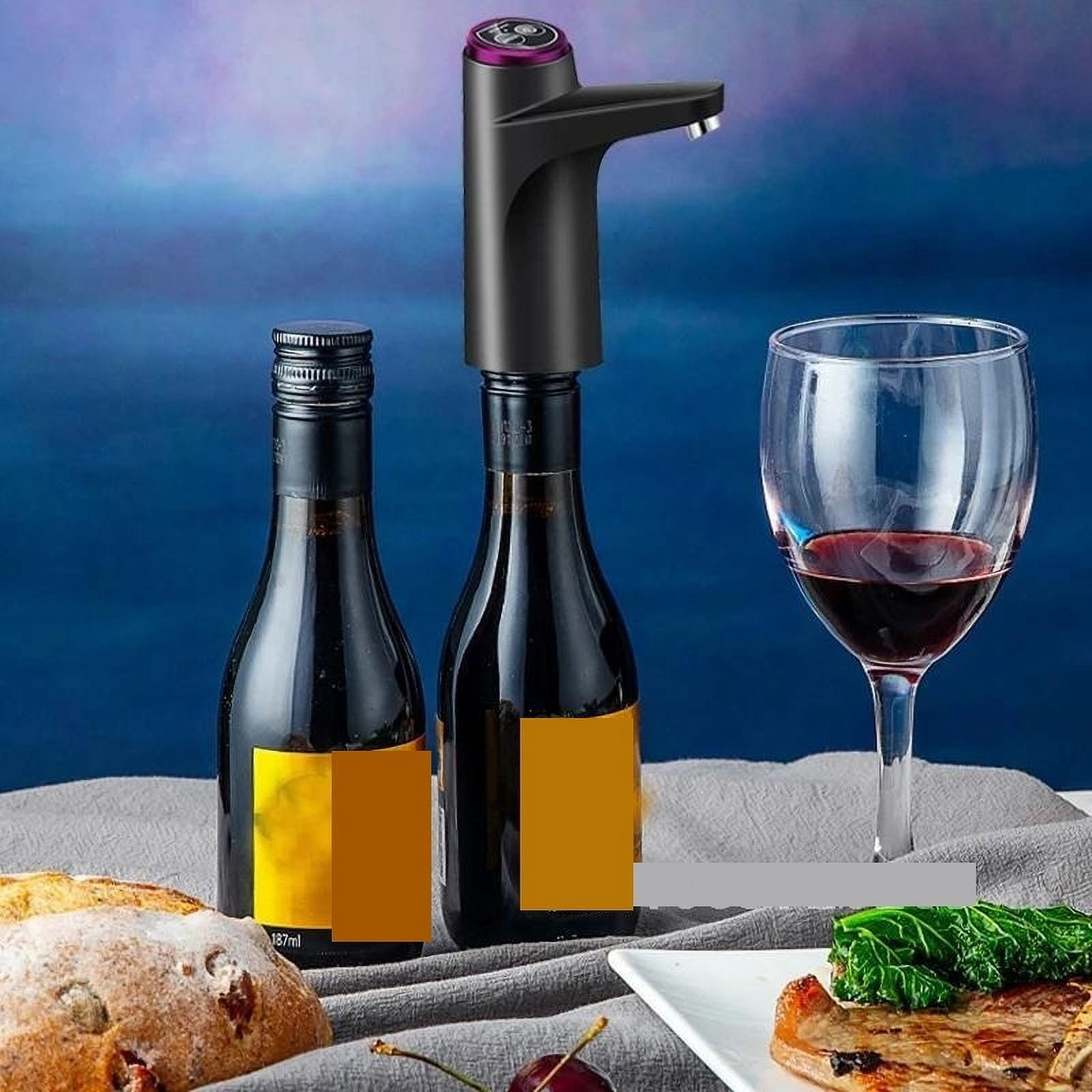 Schwarzer elektrischer Weinspender auf Flasche, mit zwei Flaschen, Weinglas, Brot und Steak.
