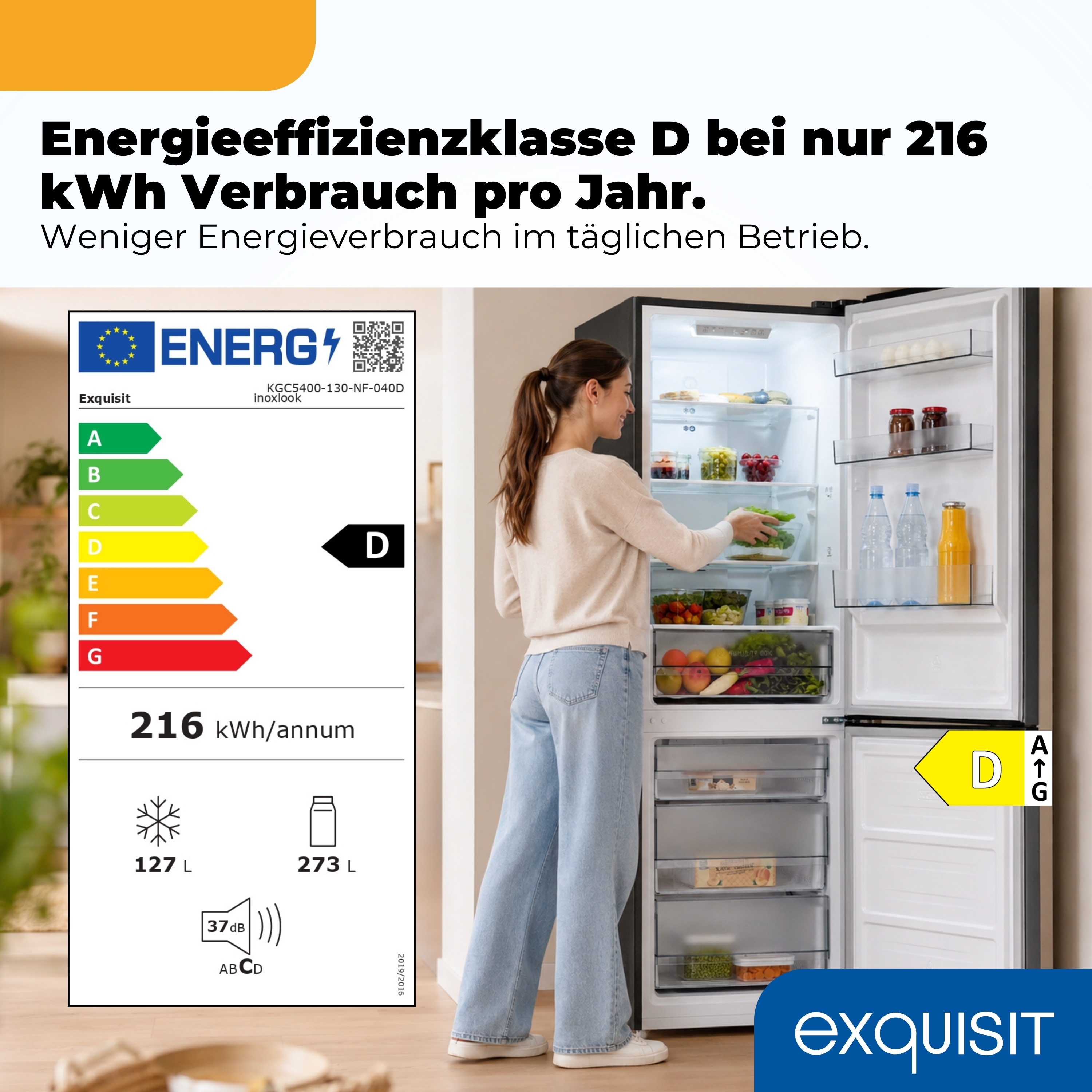 Frau öffnet Kühlschrank mit Energieeffizienz-Label D. 216 kWh/Jahr.