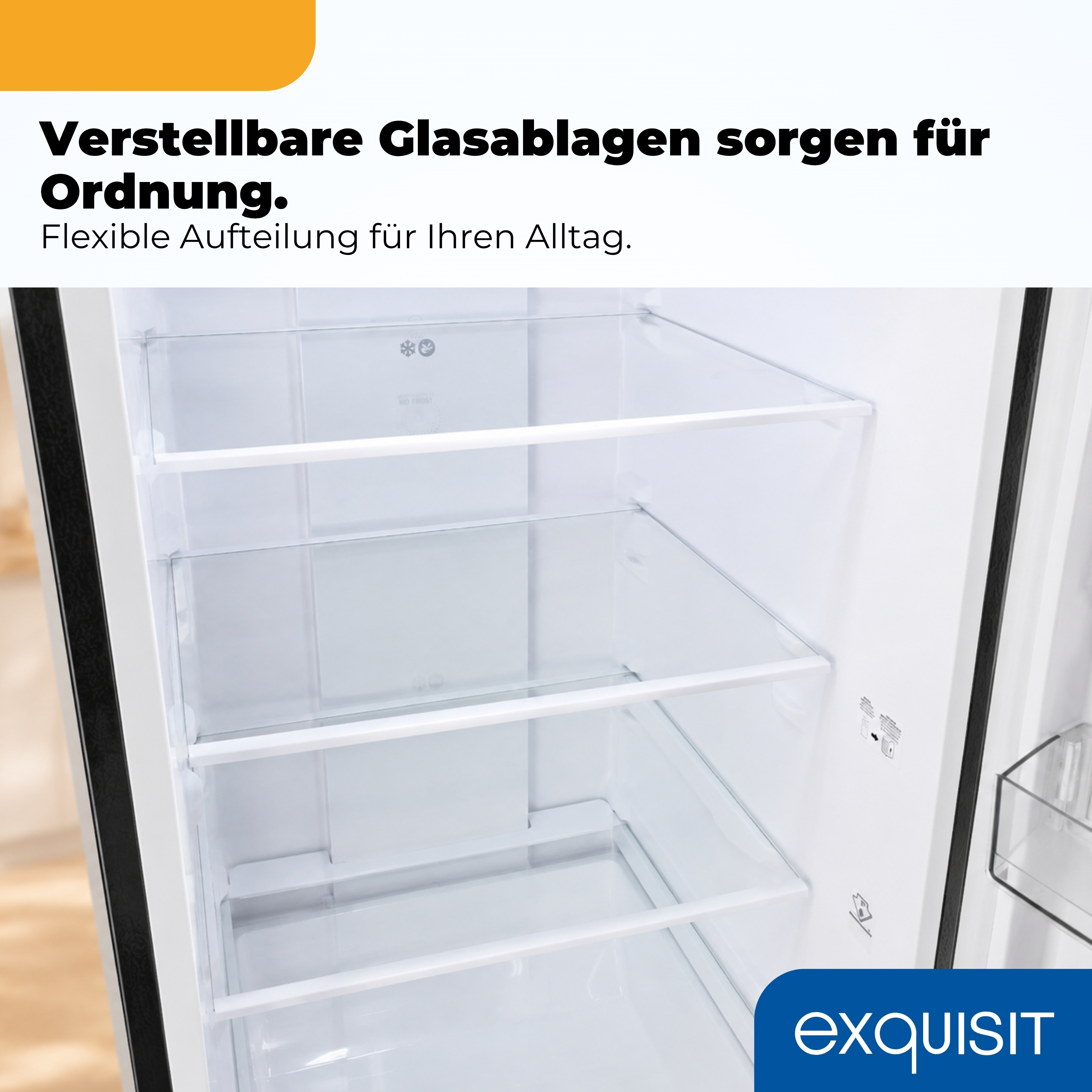 Ein Kühlschrankinneres mit verstellbaren Glasablagen und dem EXQUISIT-Logo.