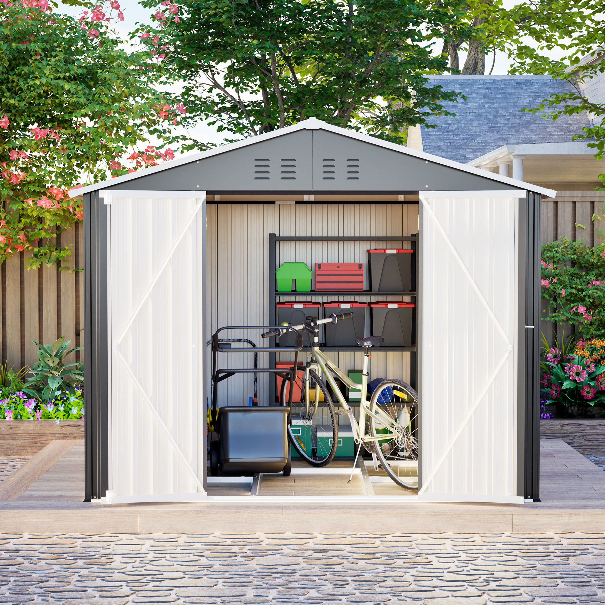 Ein Gartenschuppen mit offenem Tor, darin ein Fahrrad, ein Wagen und Boxen.