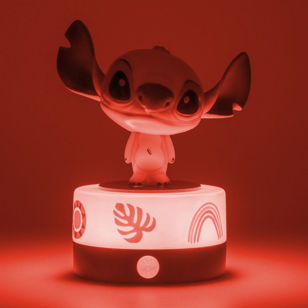Figurka Stitch stoi na podświetlanej podstawie ze wzorami.