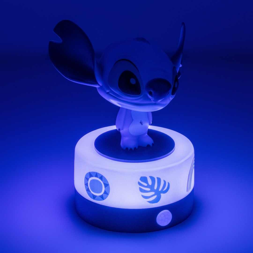 Niebieska figurka Stitch stoi na podświetlanej podstawie z symbolami.