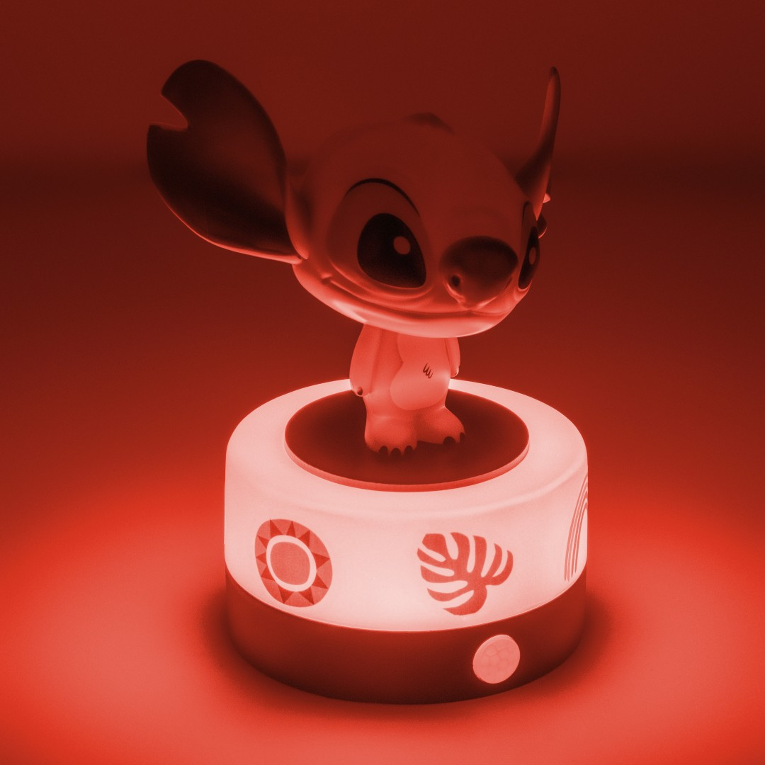 Figurka Stitch świeci na okrągłej lampie z tropikalnymi wzorami.