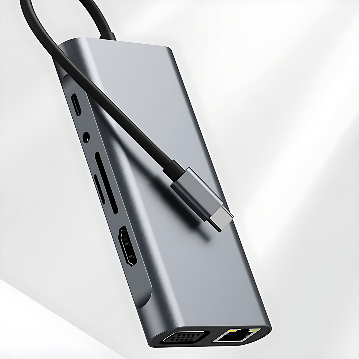 Ein grauer USB-C-Hub mit verschiedenen Anschlüssen wie HDMI, SD-Kartensteckplätzen und Ethernet.