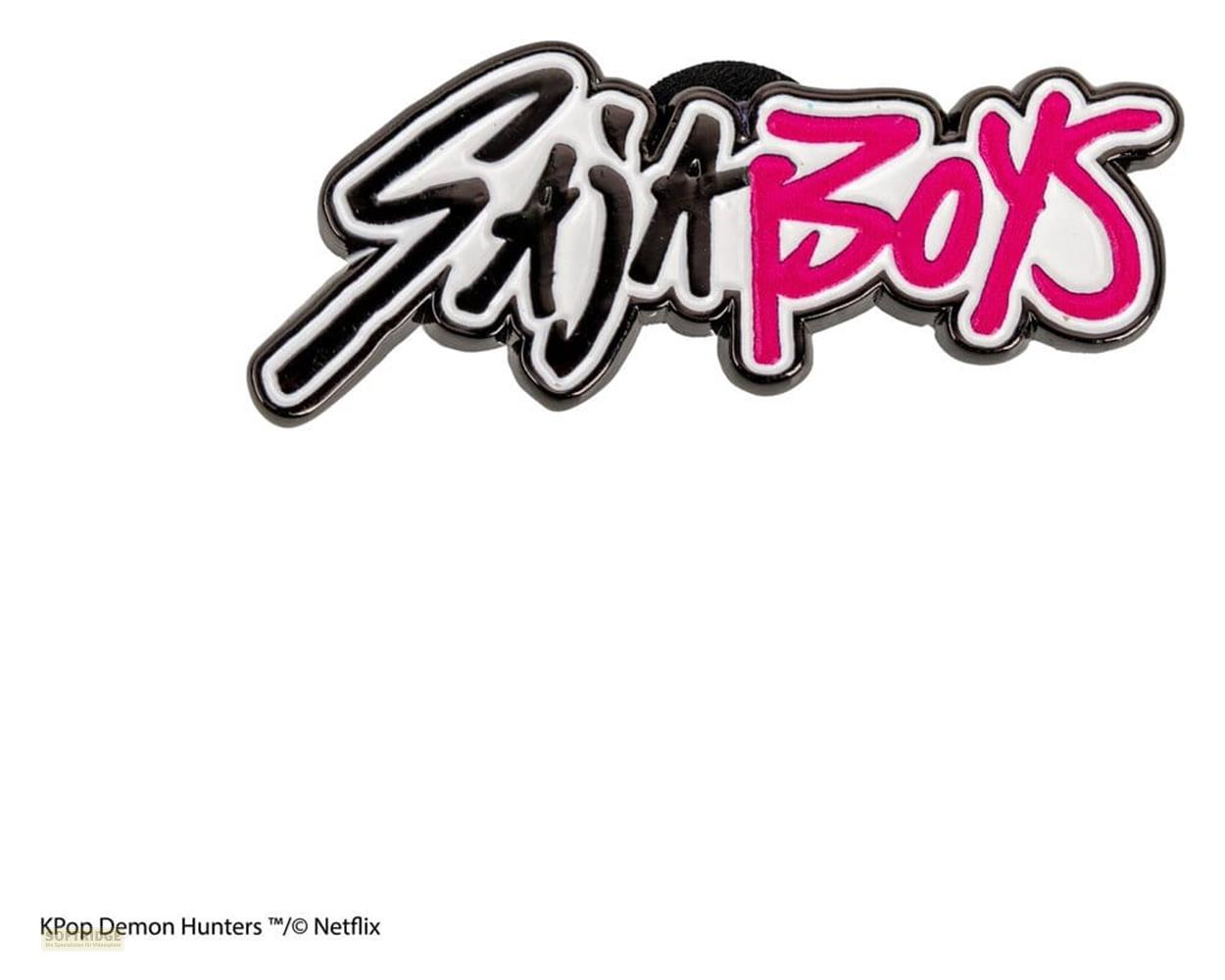 Schwarzer und pinker Text in Schreibschrift mit der Aufschrift „Slay Boys“ vor weißem Hintergrund.