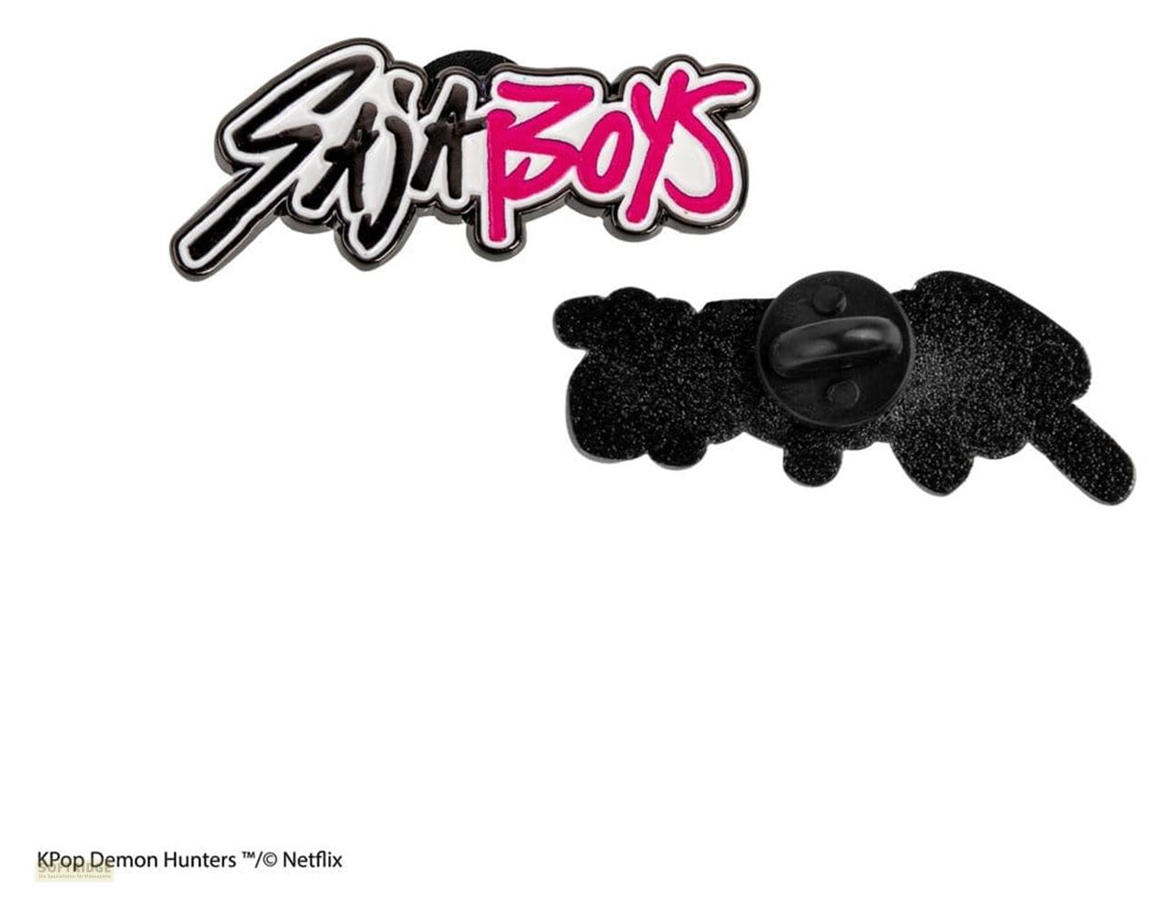 Zwei Anstecknadeln mit der Aufschrift „Sä Boys“ vor weißem Hintergrund.