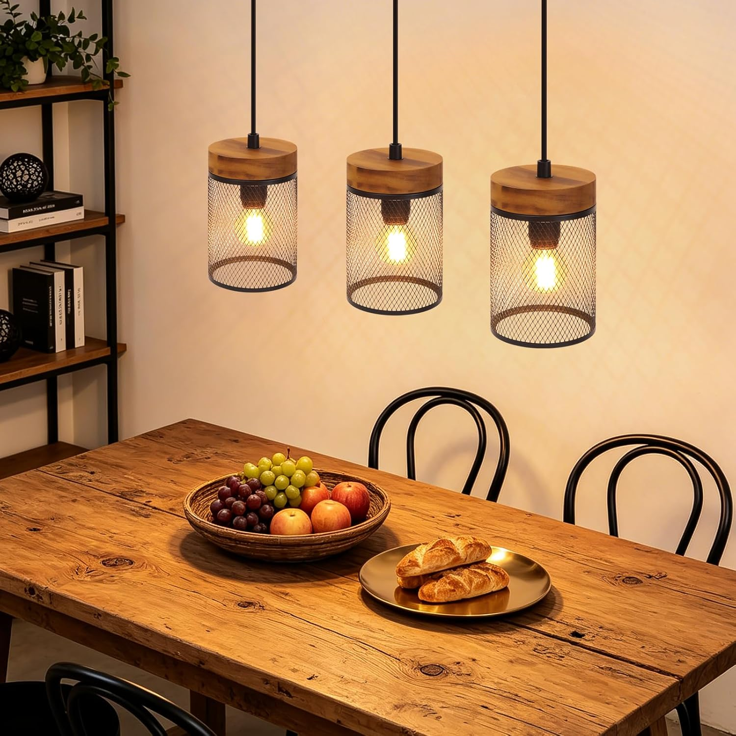 Holz-Pendelleuchten mit Metallschirm über einem Holztisch mit Obst und Brot.