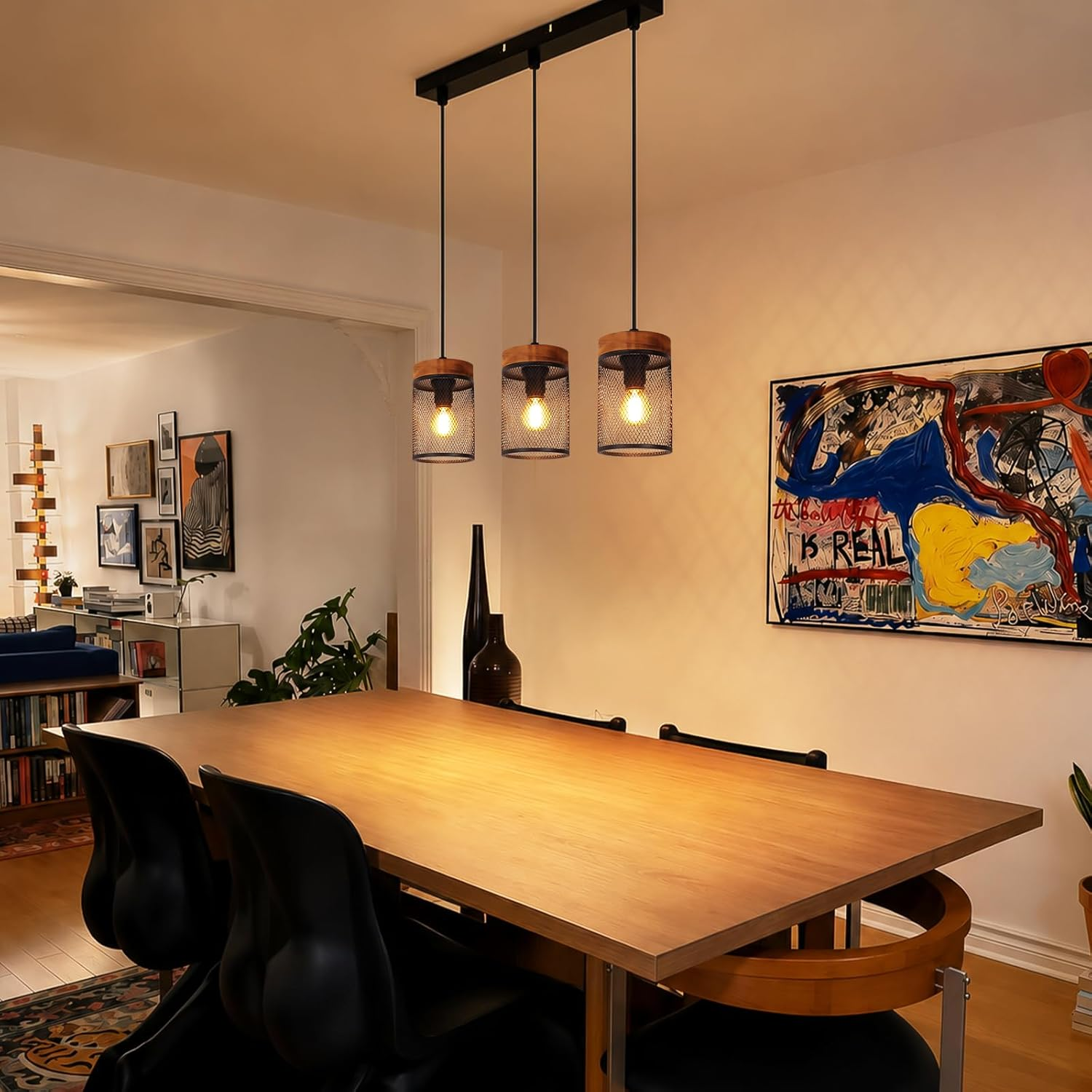 Ein modernes Esszimmer mit Holztisch, schwarzen Stühlen und Hängelampen.