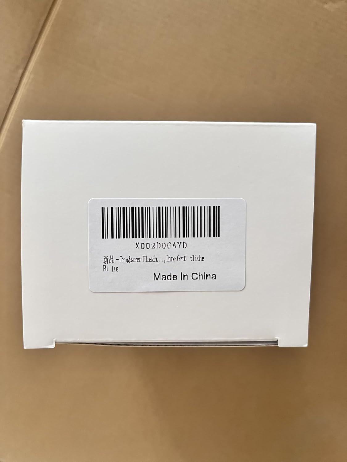 Weiße Box mit Barcode und Text „Made In China“.