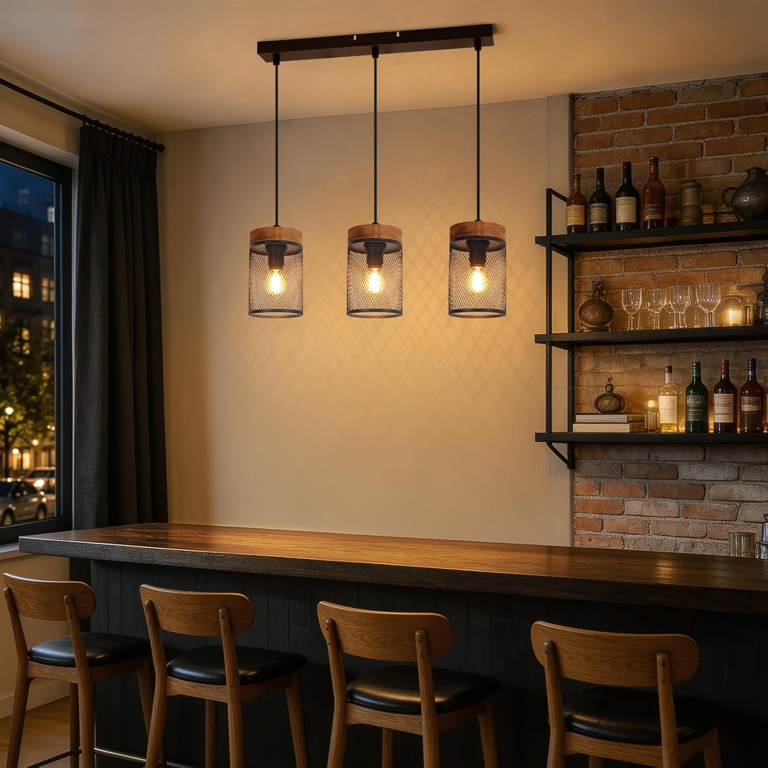 Drei Hängeleuchten über einer Bar mit Holzhockern und Flaschenregalen.