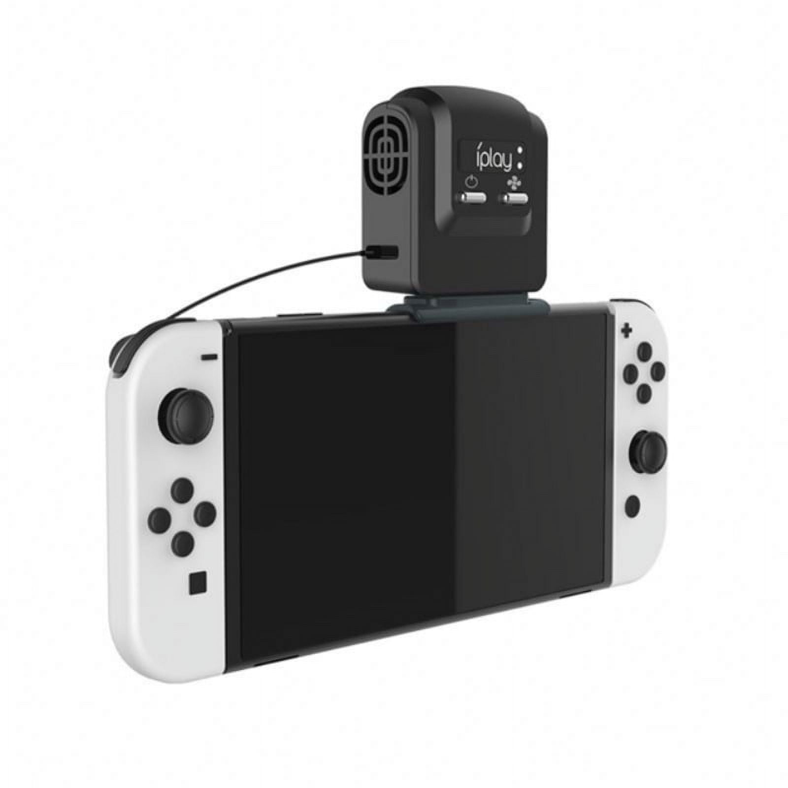 Ein schwarzer Lüfteraufsatz mit dem iplay-Logo ist auf einem weißen Nintendo Switch befestigt.
