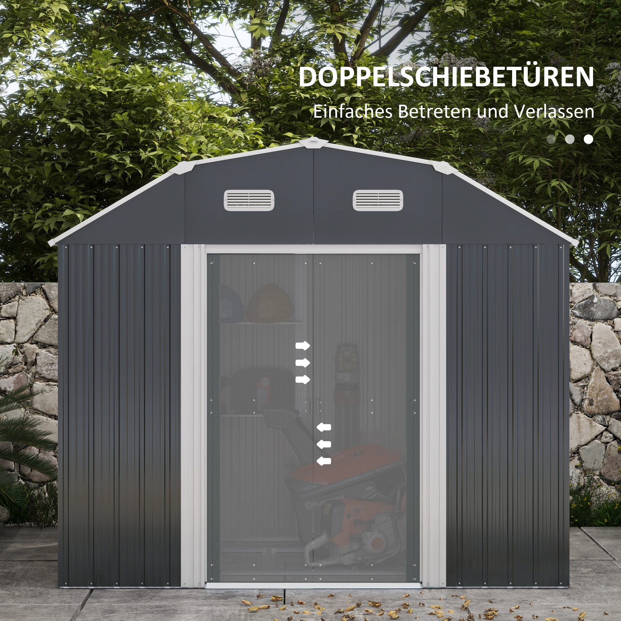 Ein graues Gartenschuppen mit Doppeltüren, die mit Fliegengitter bedeckt sind. Darin befinden sich Regale mit Werkzeug.